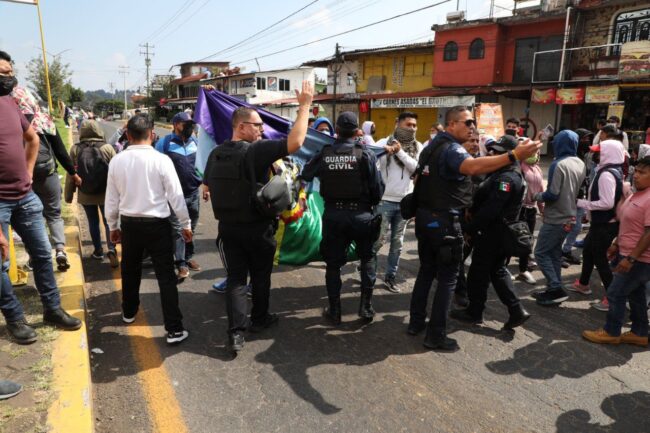 Bajo operativo, SSP desbloquea vía de comunicación en Uruapan