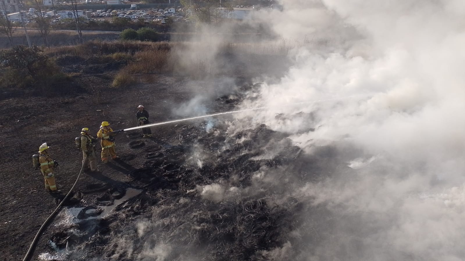 Continúan trabajos para sofocar incendio