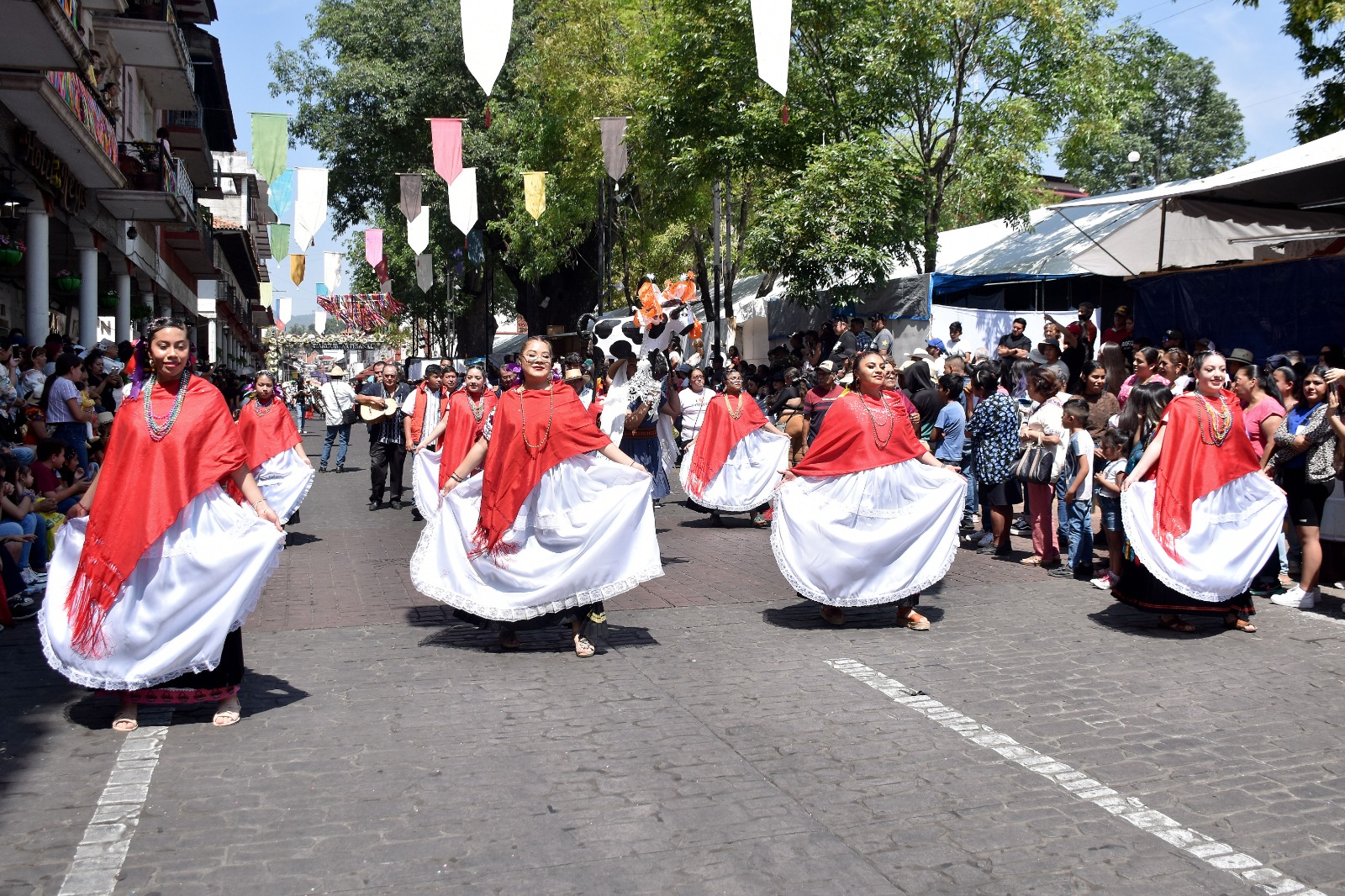 Tradicional desfile del Tianguis Artesanal de Uruapan