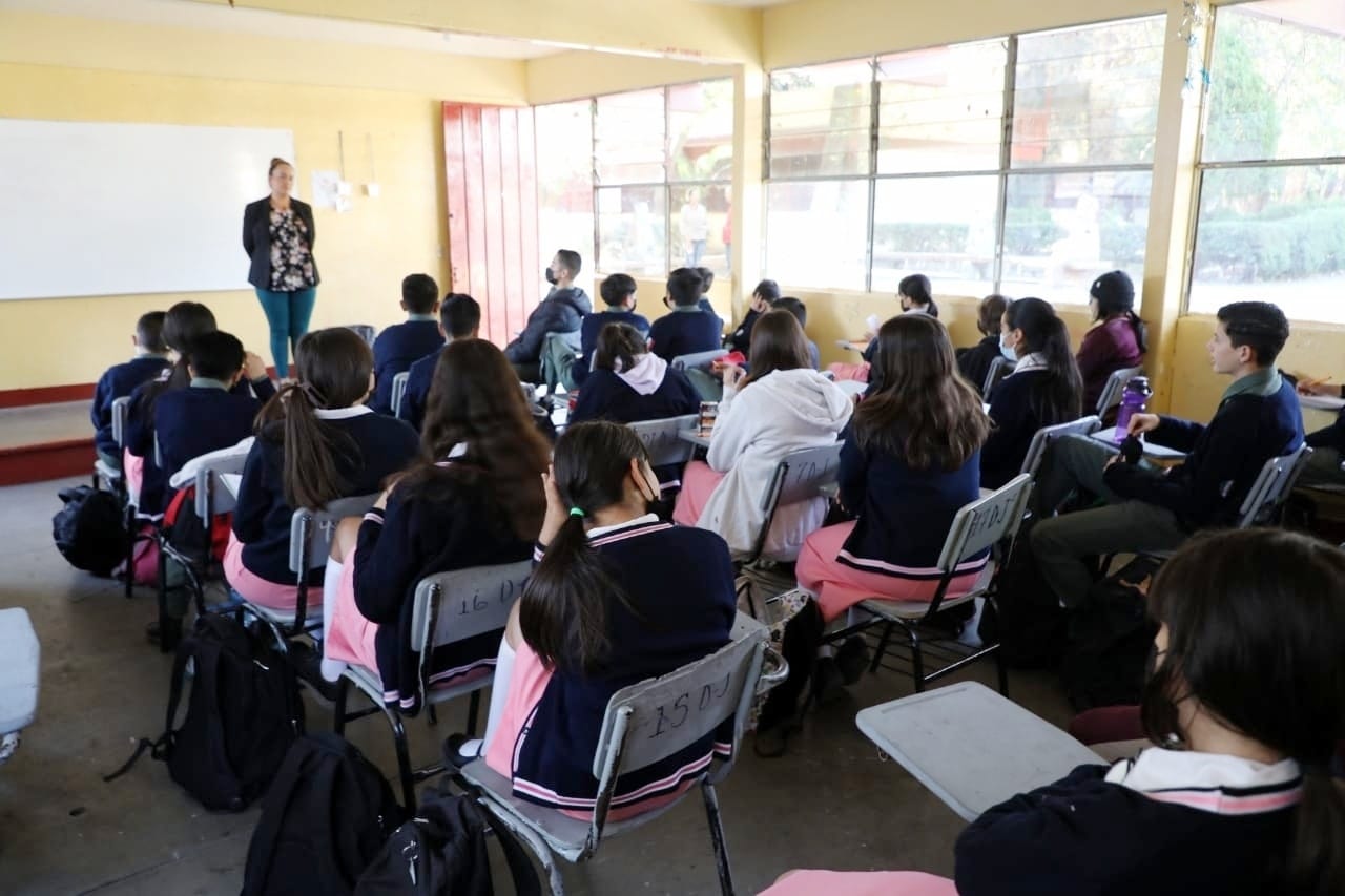 Regresan a clases más de un millón de estudiantes en Michoacán