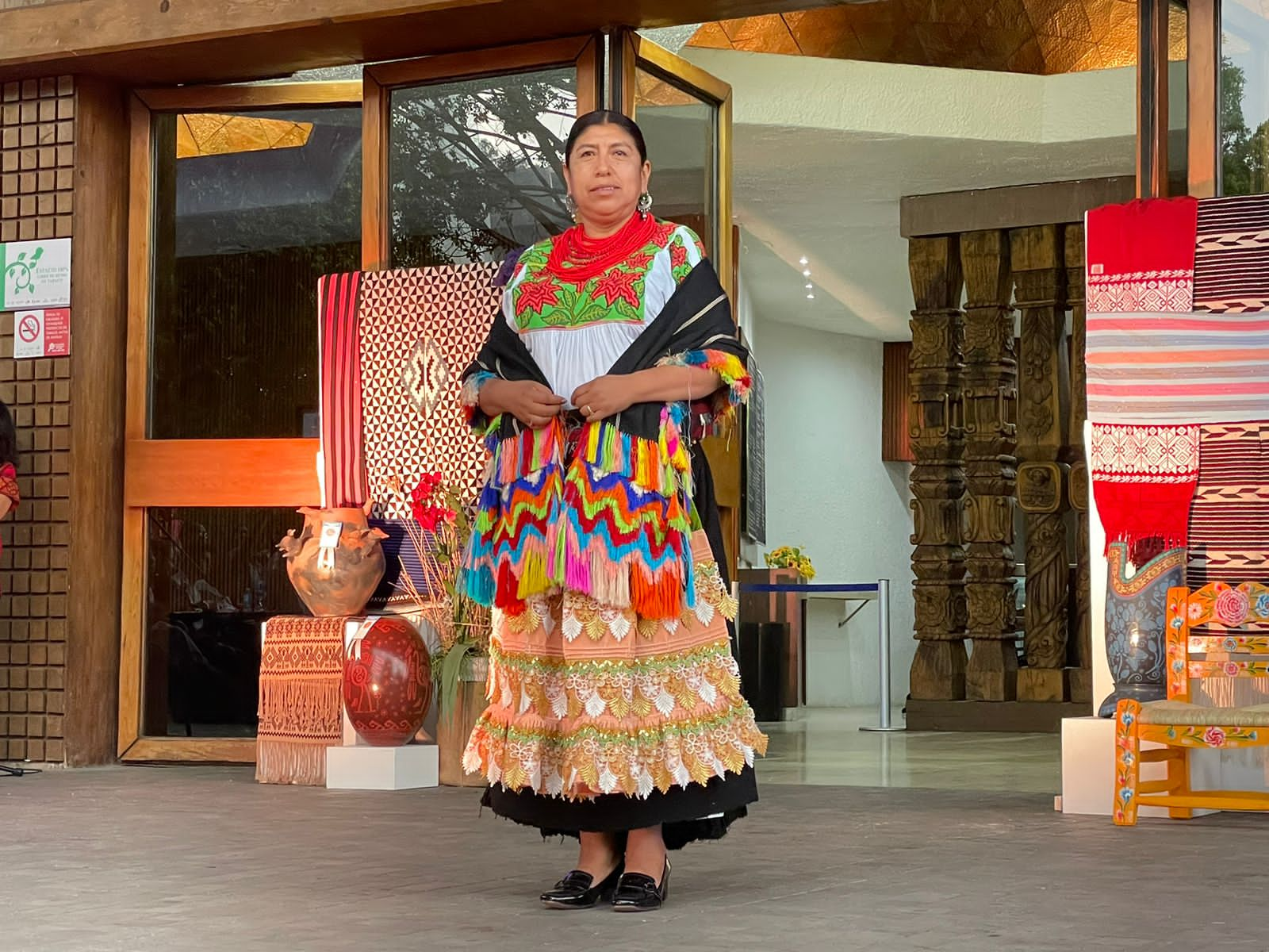 Cautivan artesanos con sus textiles en pasarela del Festival Michoacán de Origen