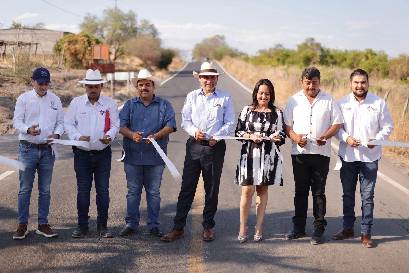 Ramírez Bedolla inaugura rehabilitación carretera en Parácuaro