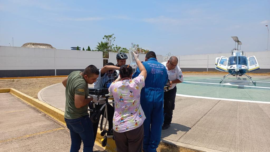 Trasladan vía aérea a bebé con complicaciones respiratorias.