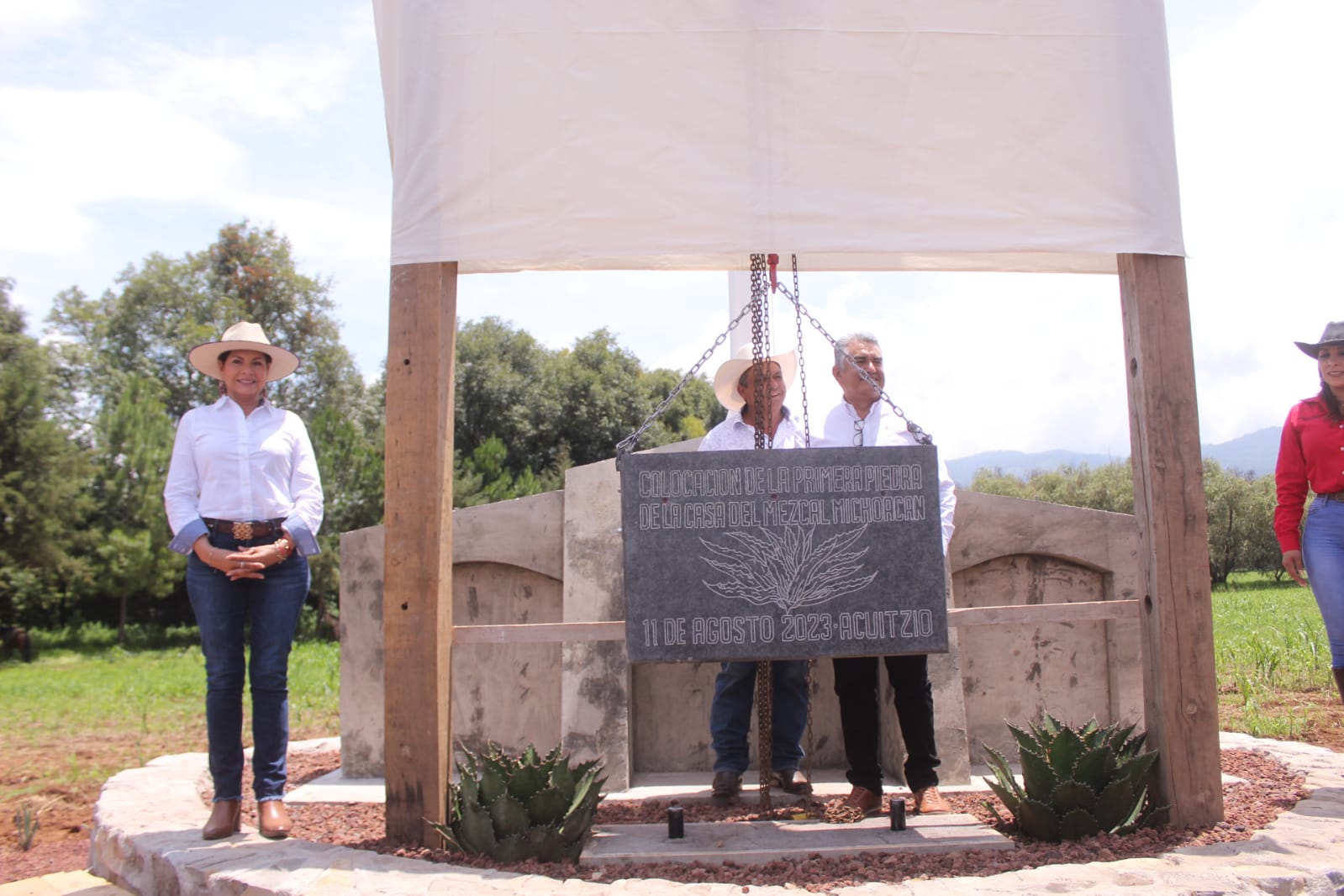 Colocan primera piedra de la Casa del Mezcal