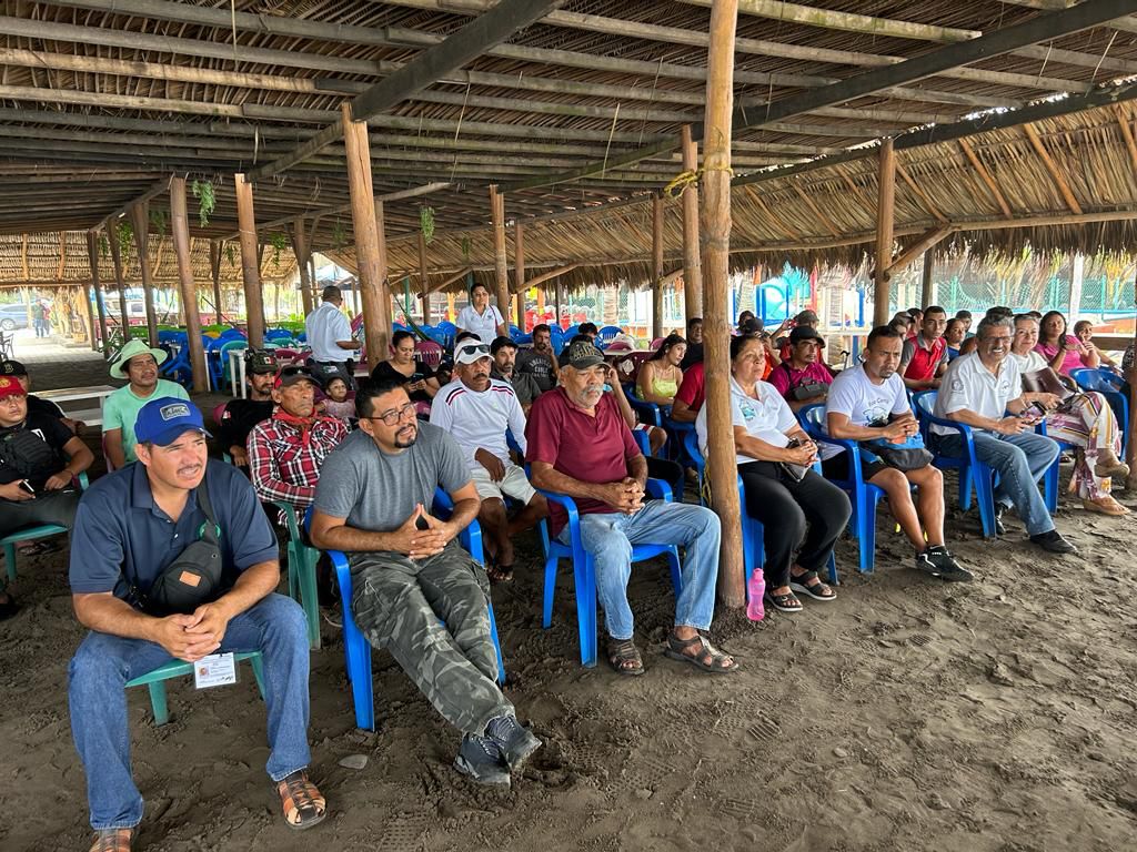 Compesca entrega recurso a campamentos tortugueros de Lázaro Cárdenas