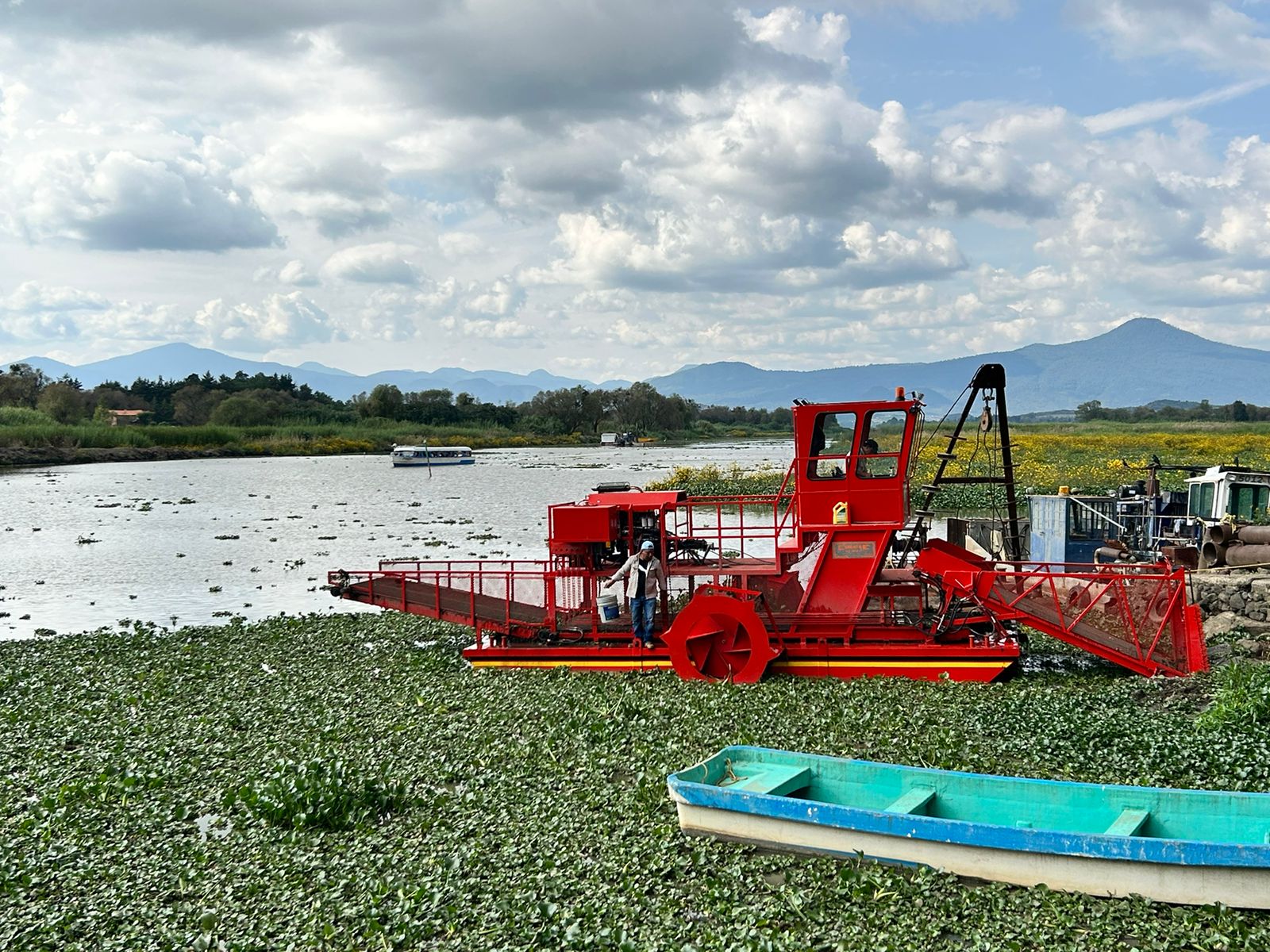 Compesca invierte para limpieza del lago de Pátzcuaro