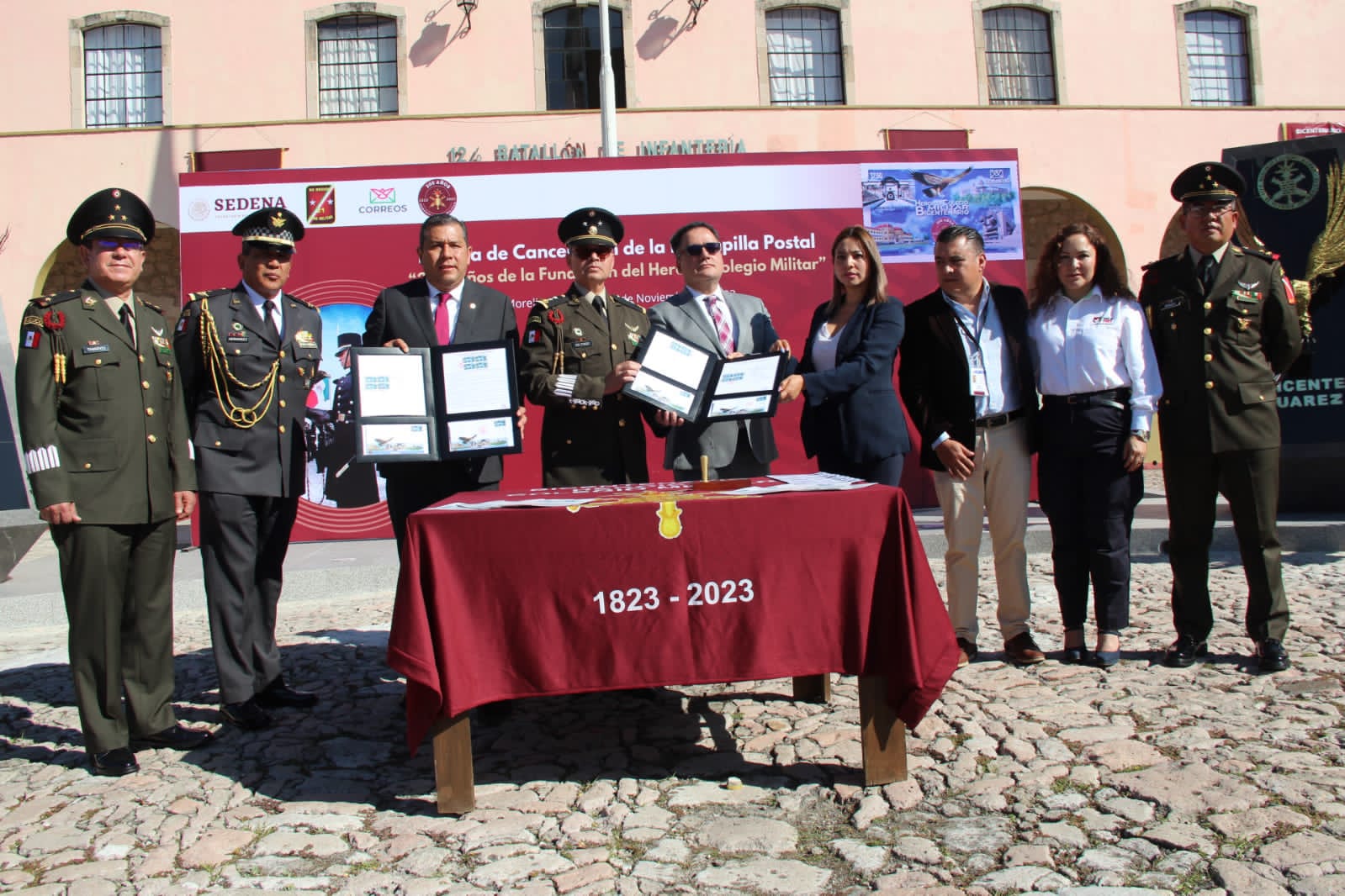 Timbre postal de los  “200 Años de la Fundación del Heroico Colegio Militar”.