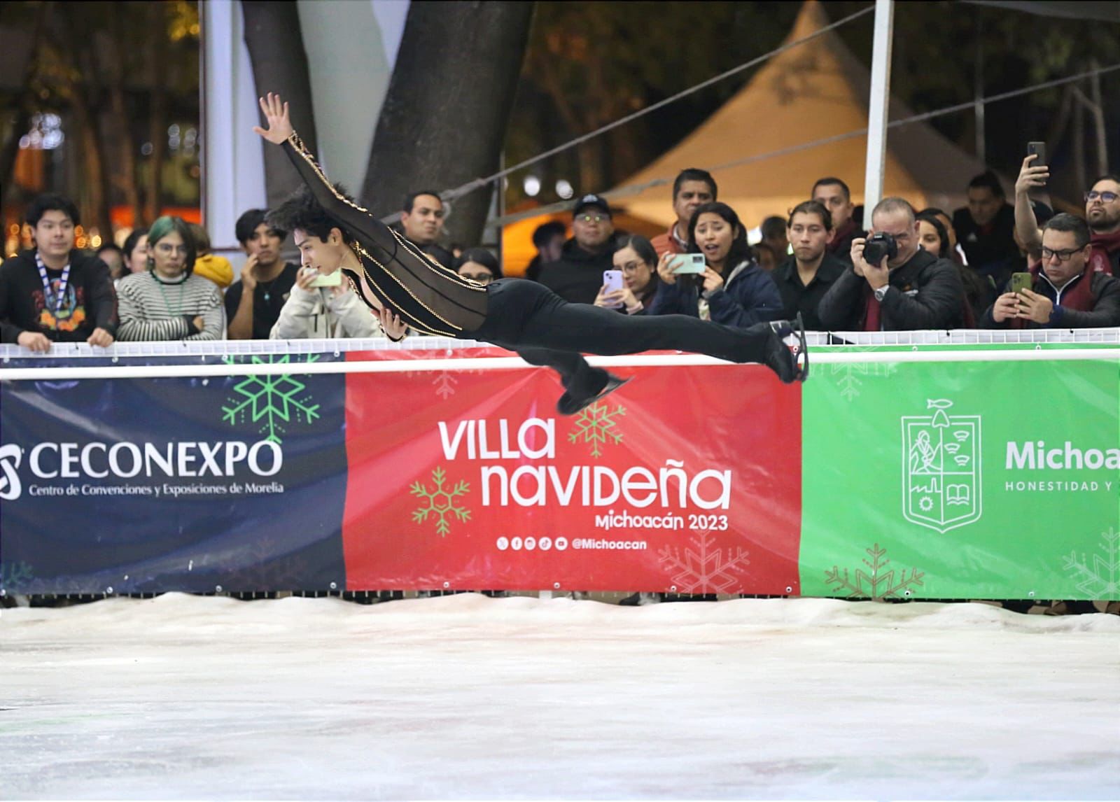 Con figura sobre la pista de hielo inauguran Villa Navideña 2023 Con figura sobre la pista de hielo inauguran Villa Navideña 2023