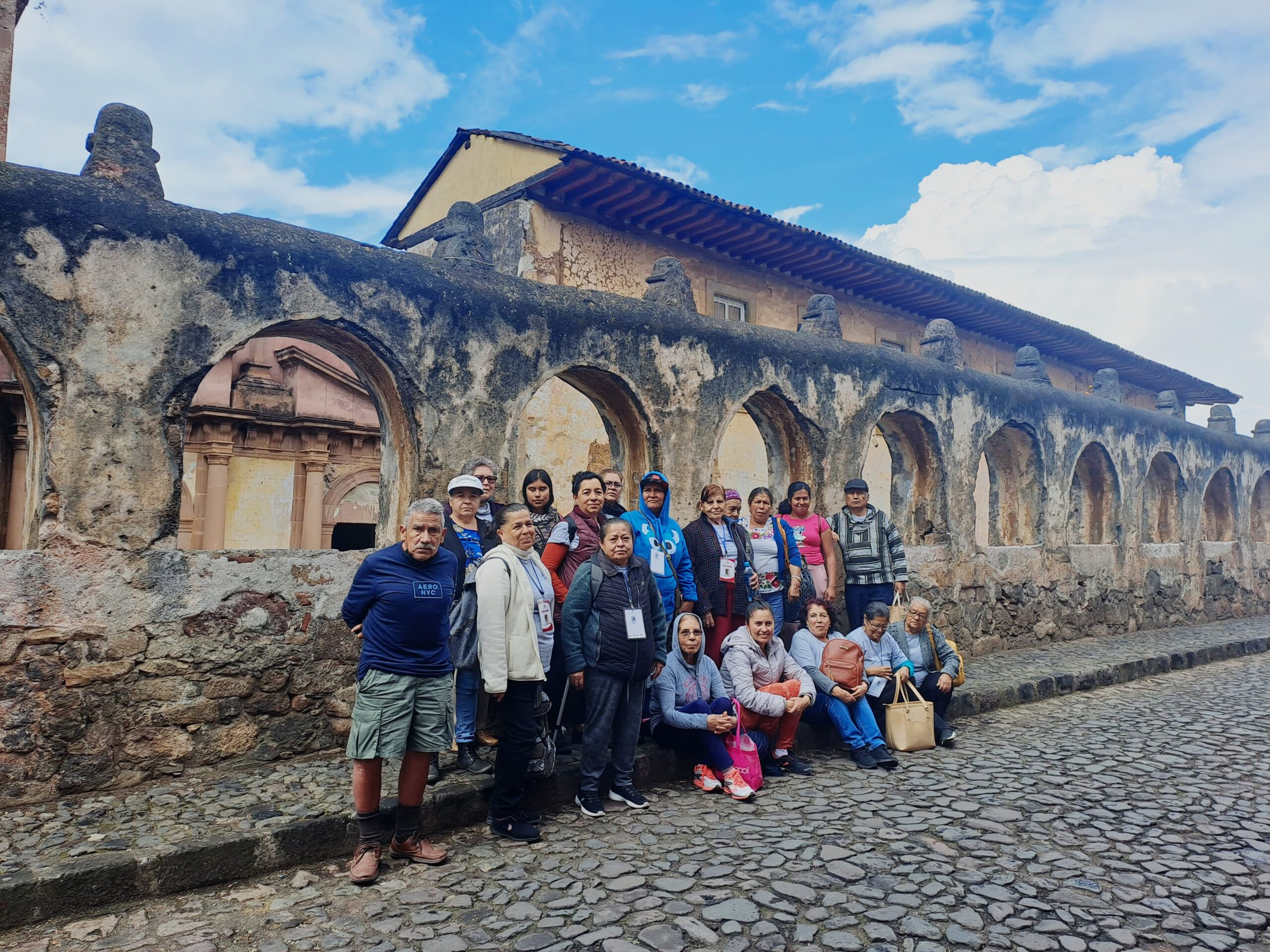 Adultos mayores visitan Pueblo Mágico