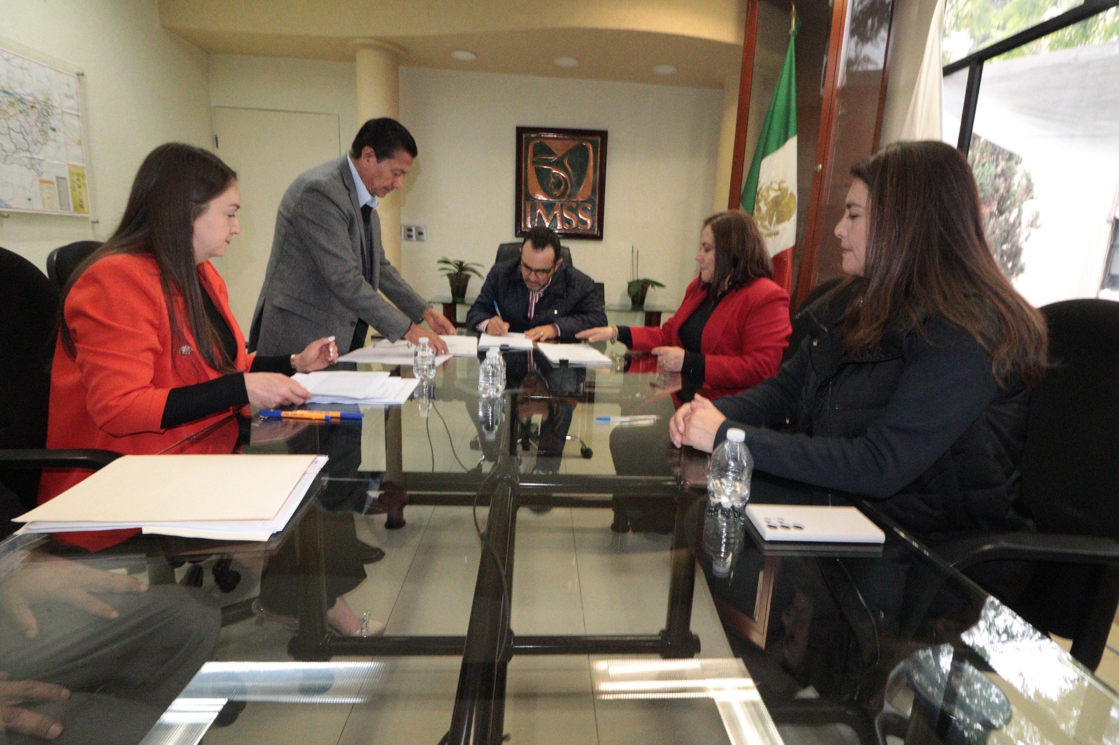 Firma IMSS Michoacán escritura de terreno para hospital en Morelia