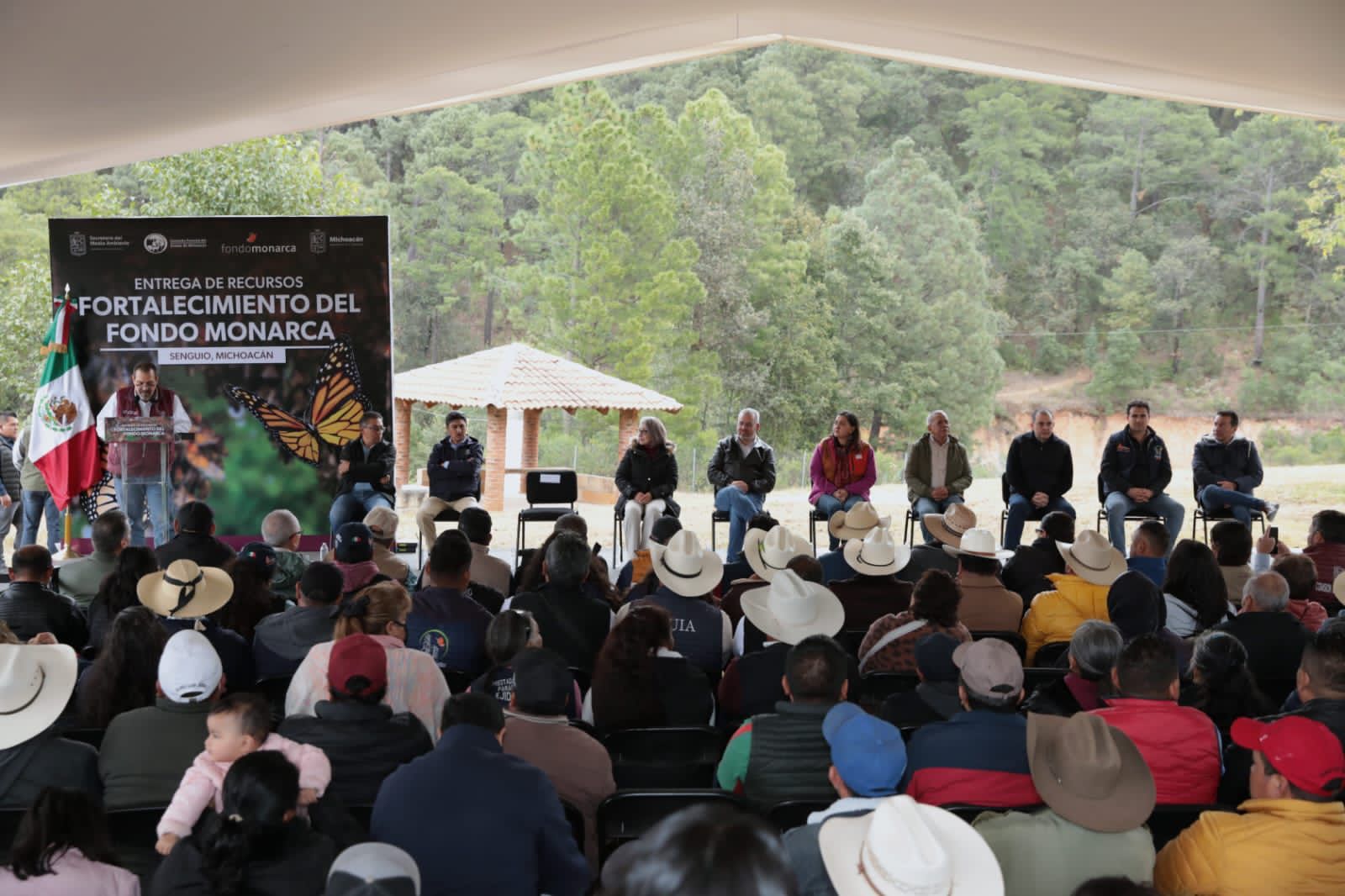 Entrega gobernador de Michoacán un mdd para el Fondo Monarca Entrega gobernador de Michoacán un mdd para el Fondo Monarca