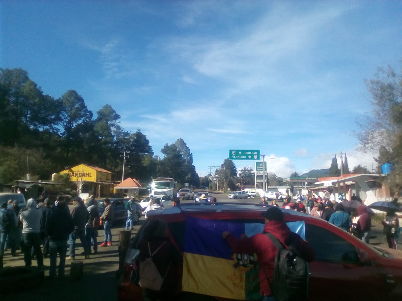 Comunidades indígenas cansadas de la inseguridad e injusticia toman carreteras