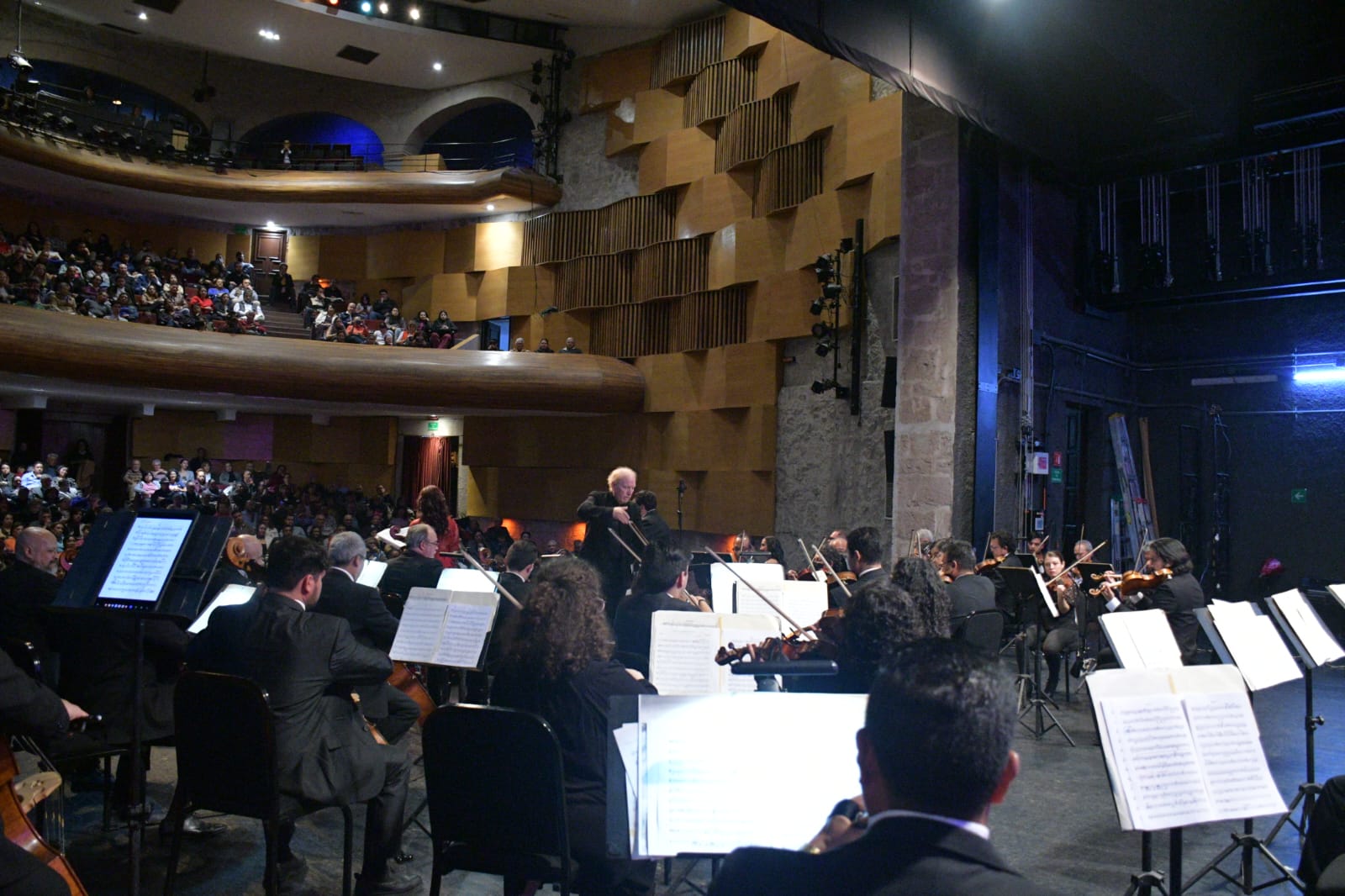 Cautiva la Orquesta Sinfónica en su primer concierto de la temporada