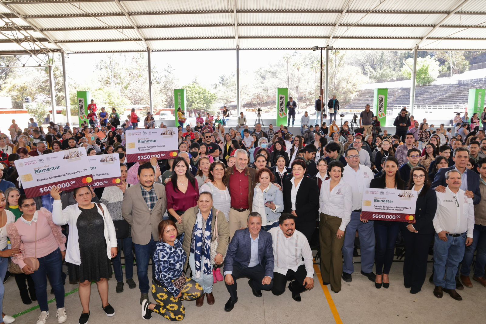 Entrega ARB tarjetas “La Escuela es Nuestra”