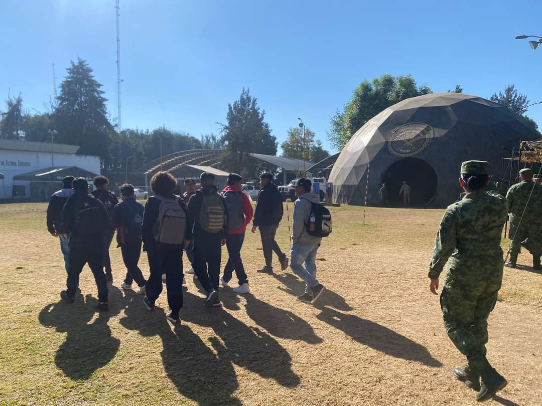 Jóvenes visitan Exposición Militar “La Gran Fuerza de México”