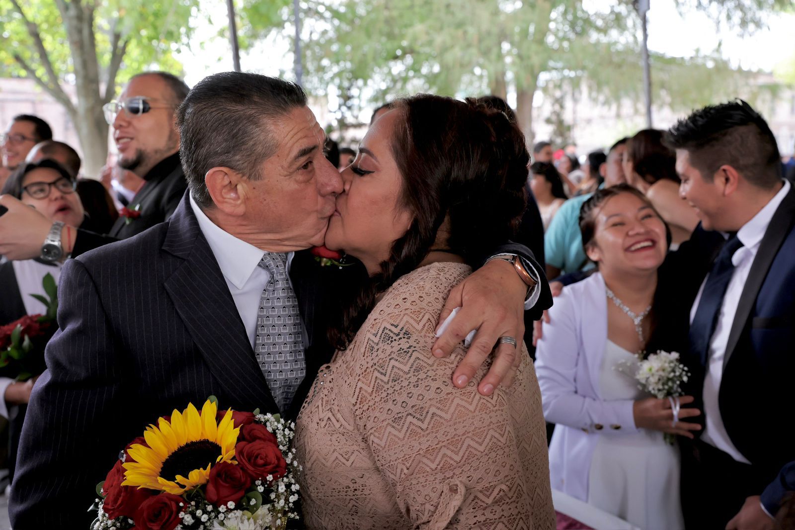 Dos mil parejas se dan el sí en Michoacán al participar en bodas colectivas