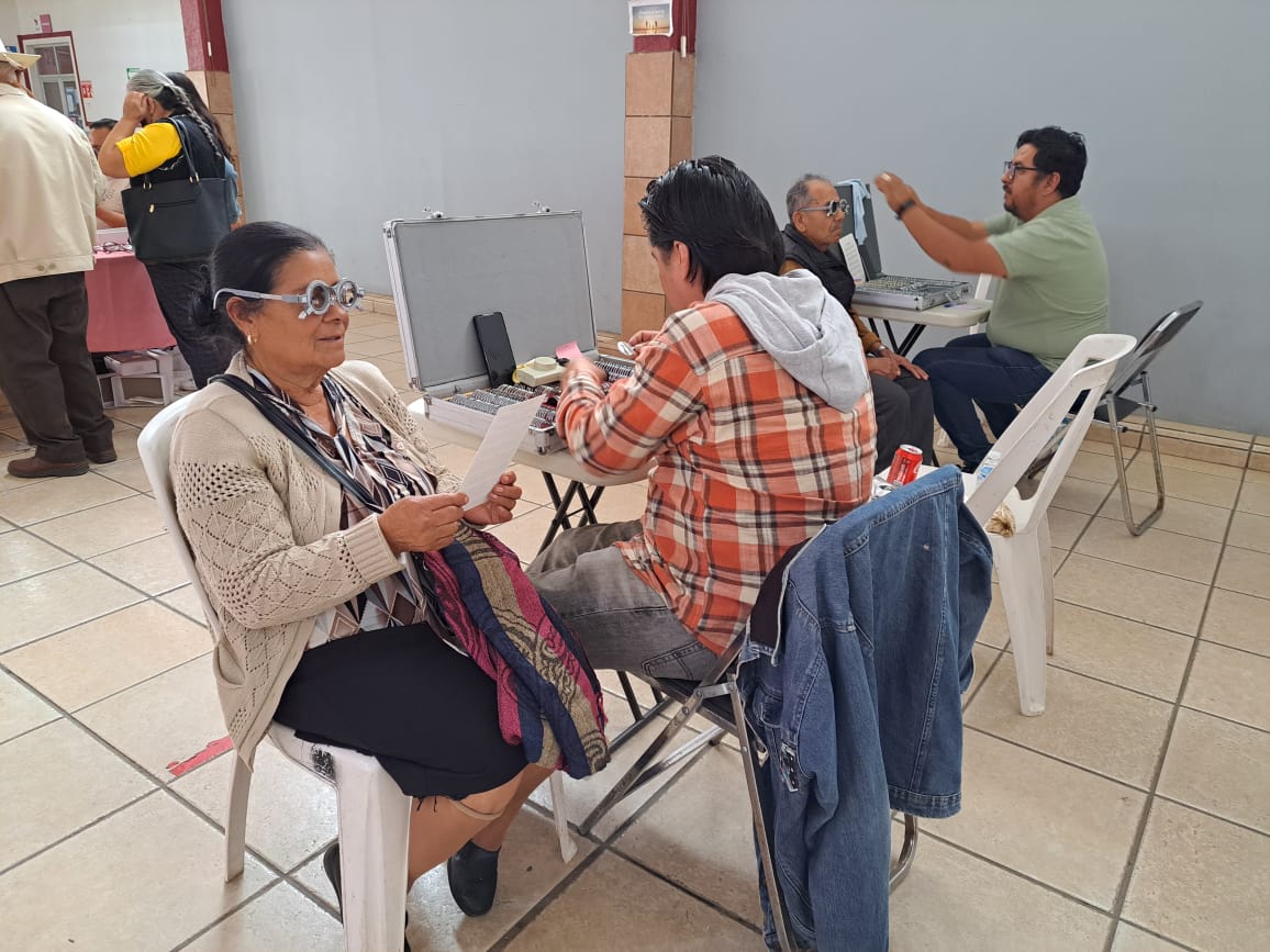 Adultos mayores reciben lentes en Tangancícuaro