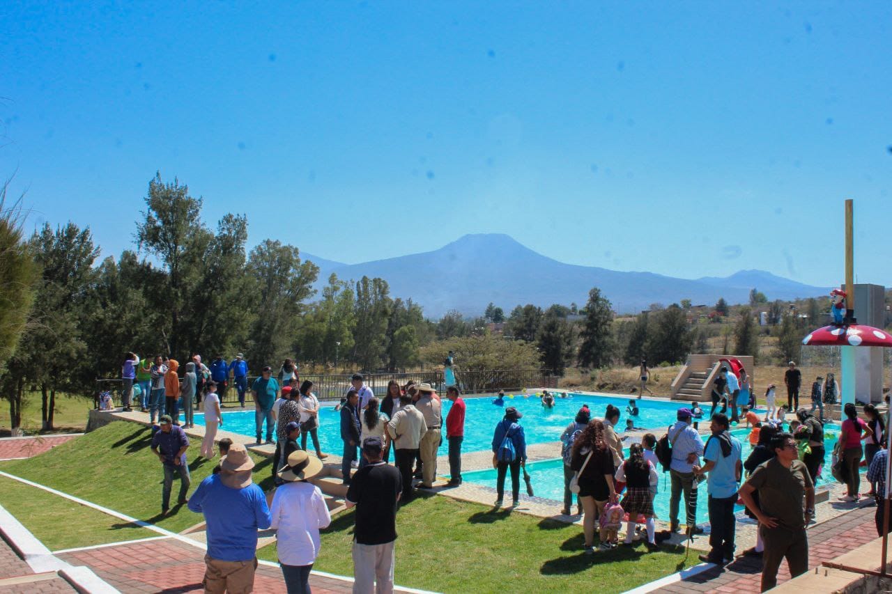 Inauguran albercas públicas en Tangancícuaro