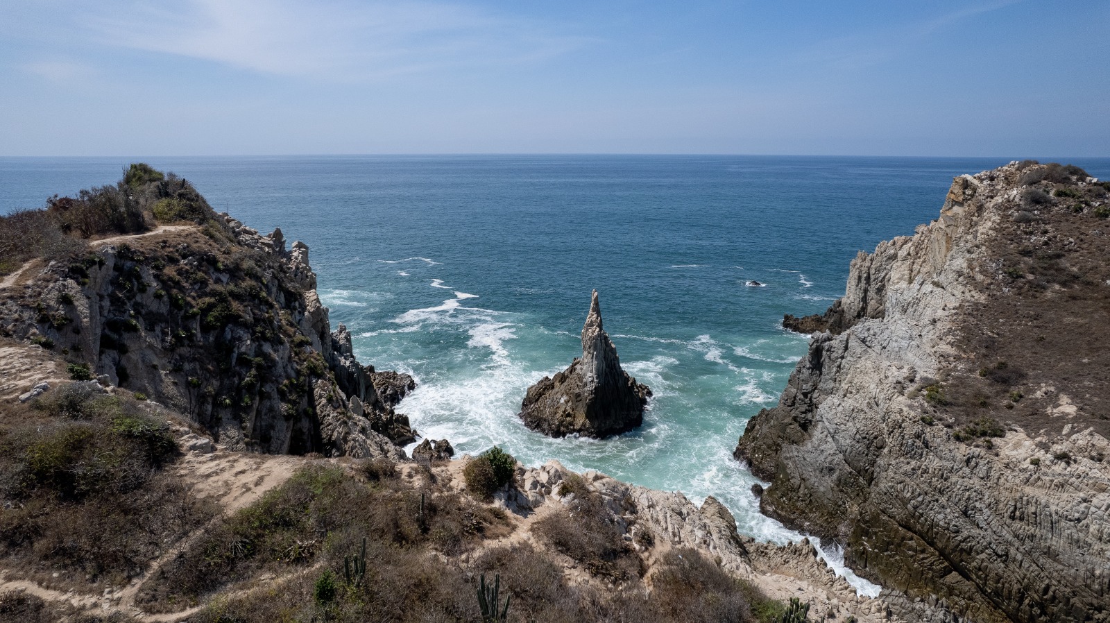 El “dedo de Dios” apunta al cielo desde esta playa de Michoacán