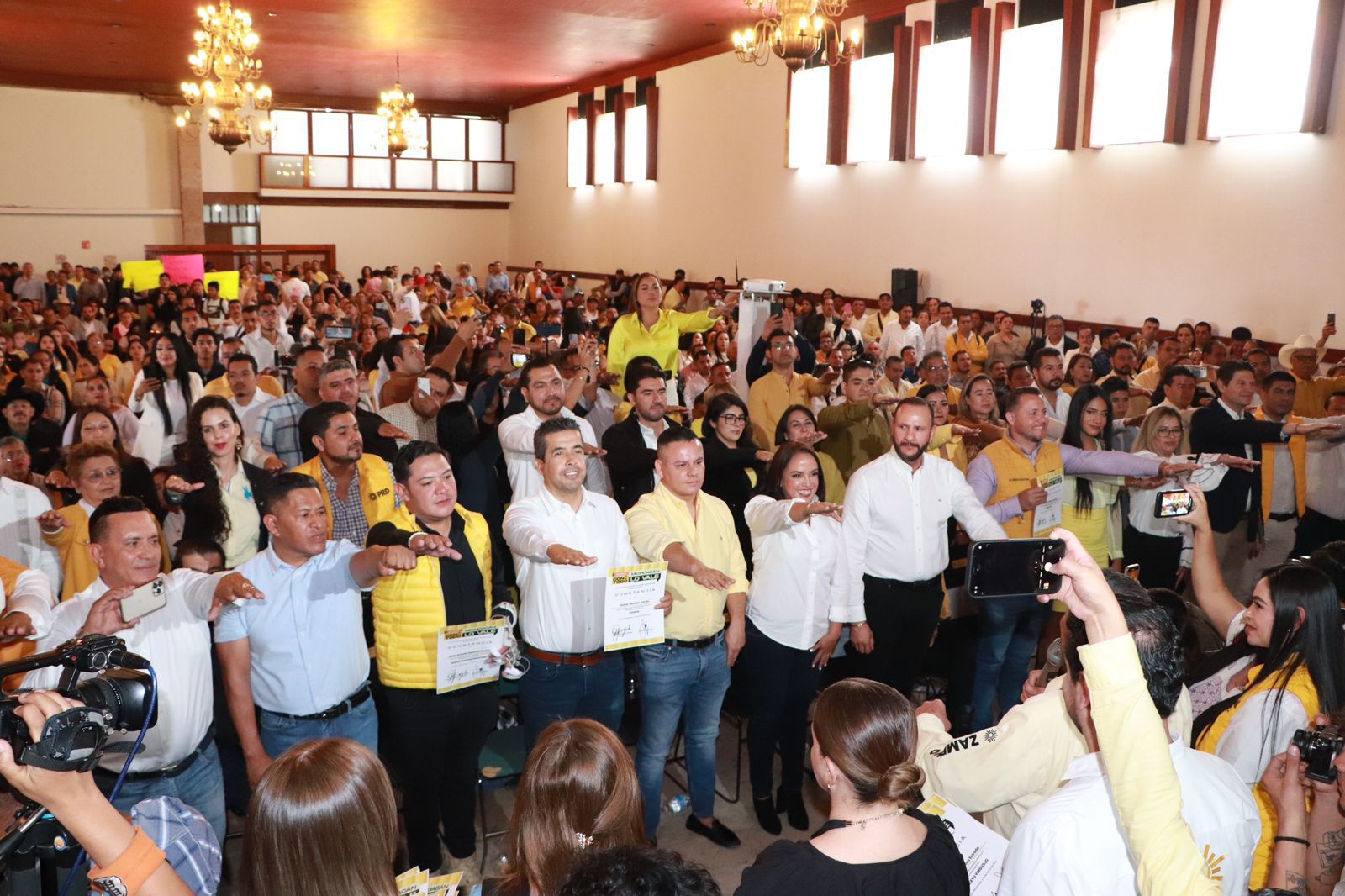 Entrega PRD constancias a precandidatas y precandidatos electos Entrega PRD constancias a precandidatas y precandidatos electos