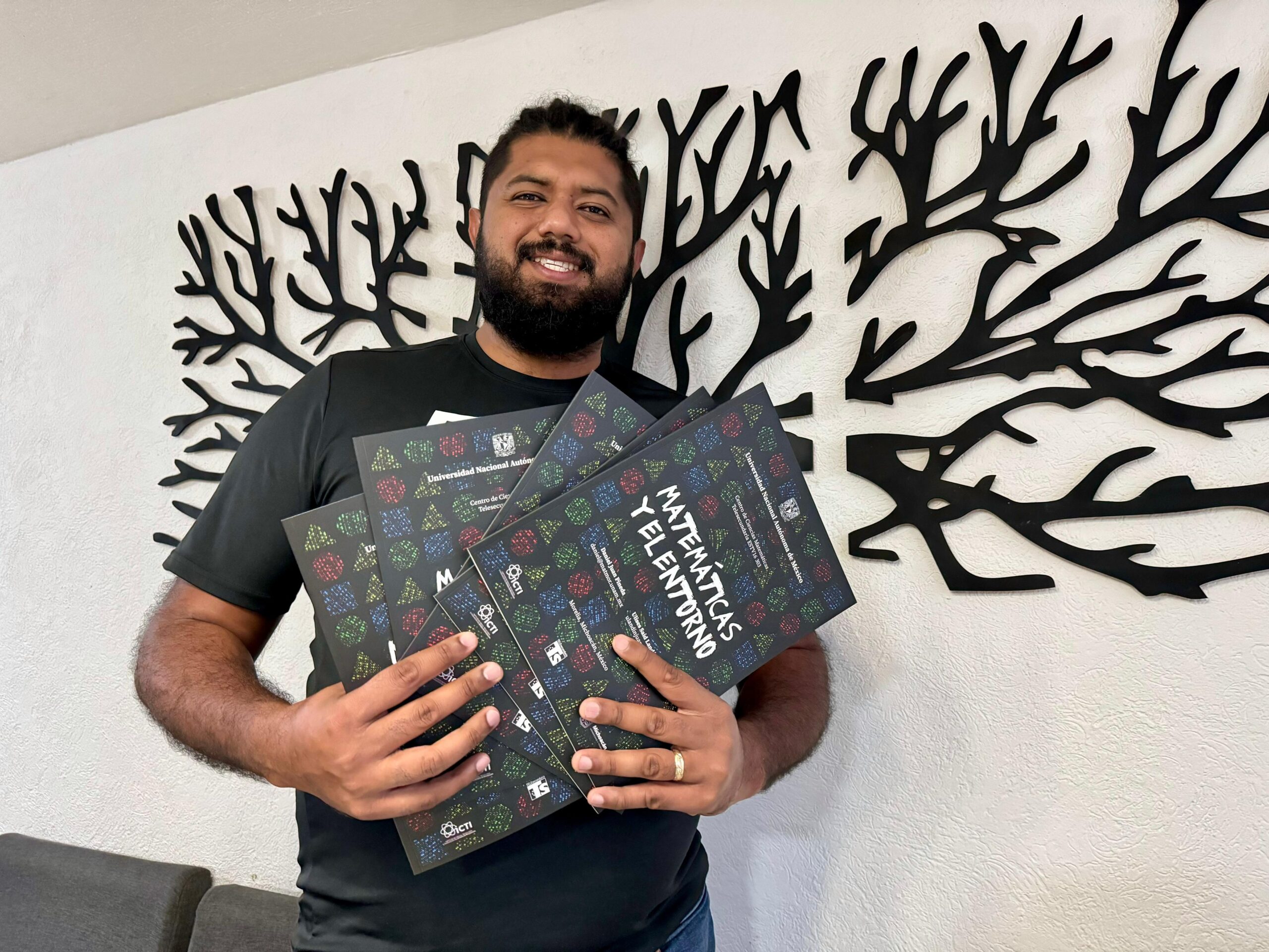 Maestro multiplica logros de Michoacán con libro de matemáticas