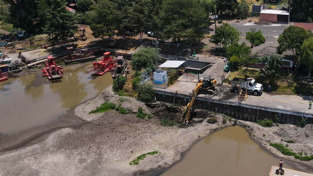 Maquinaria pesada retira azolve en el lago de Pátzcuaro