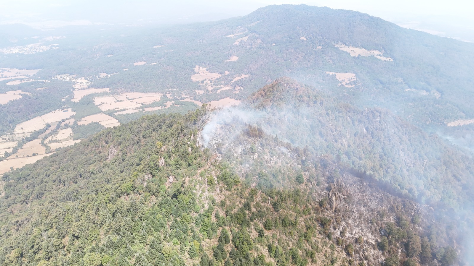 Continúan brigadistas combatiendo incendio forestal en Pátzcuaro