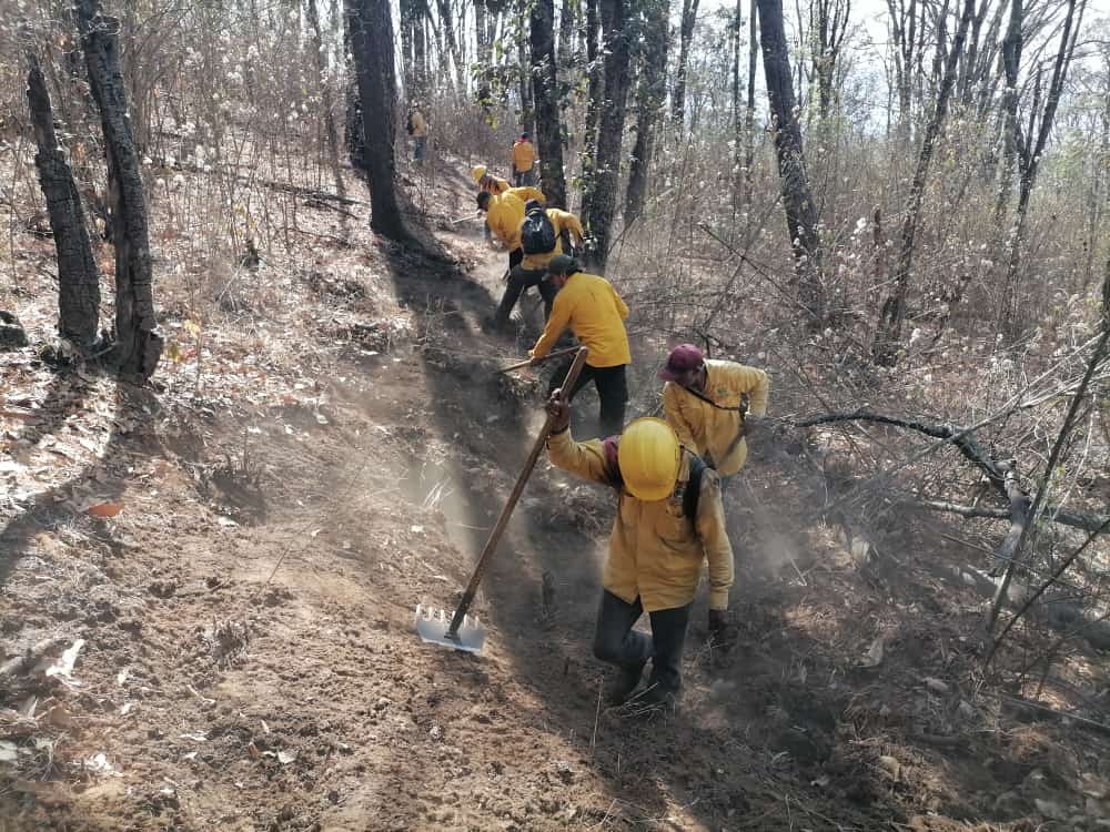 Helicóptero con helibalde atiende incendio forestal en Pátzcuaro