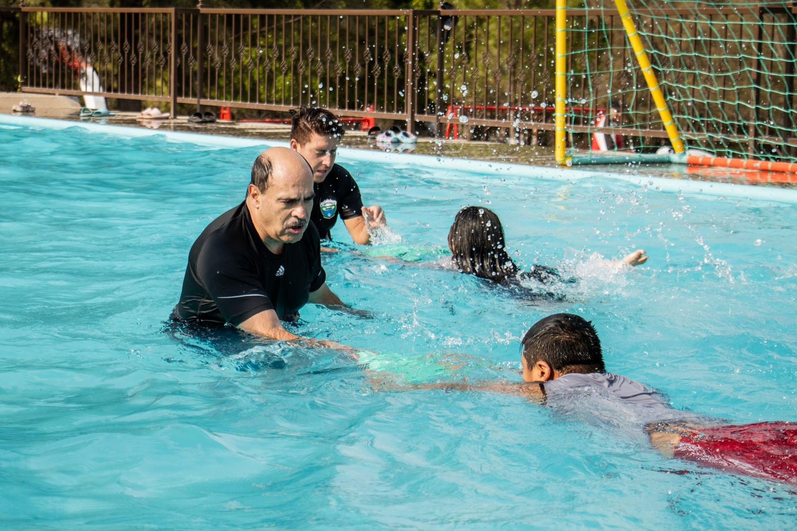 Clases gratuitas de natación impulsan el desarrollo infantil en Tangancícuaro