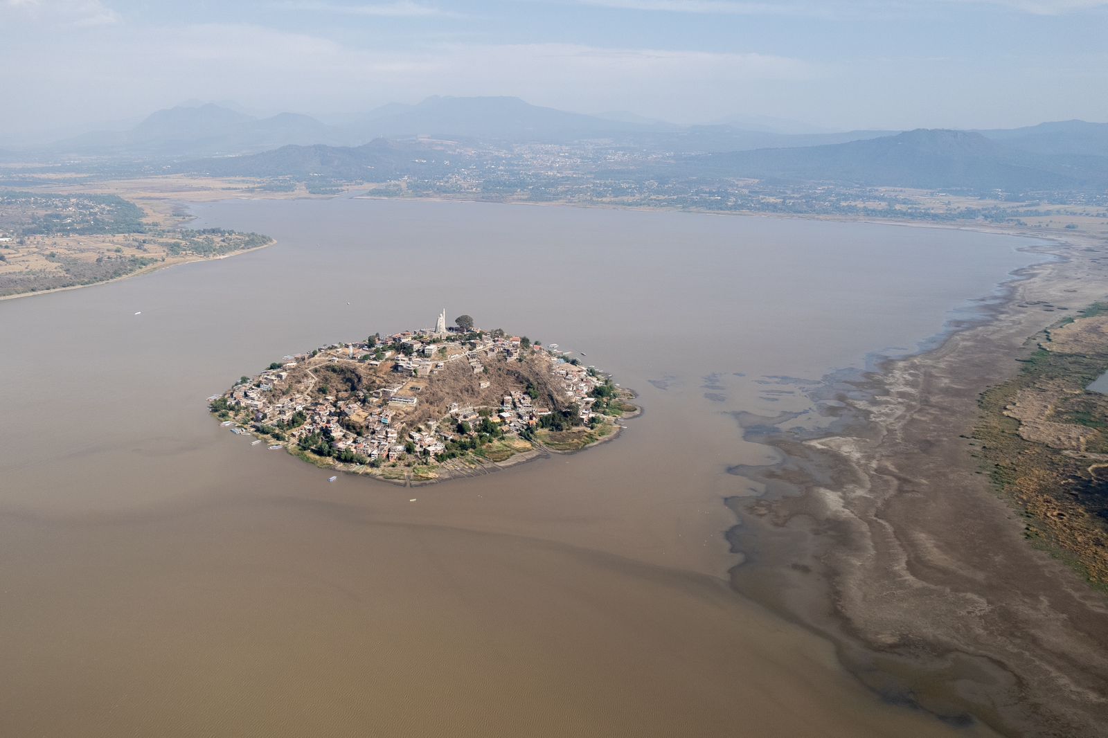 Plantarán 1.5 millones de árboles para salvar el lago de Pátzcuaro Plantarán 1.5 millones de árboles para salvar el lago de Pátzcuaro