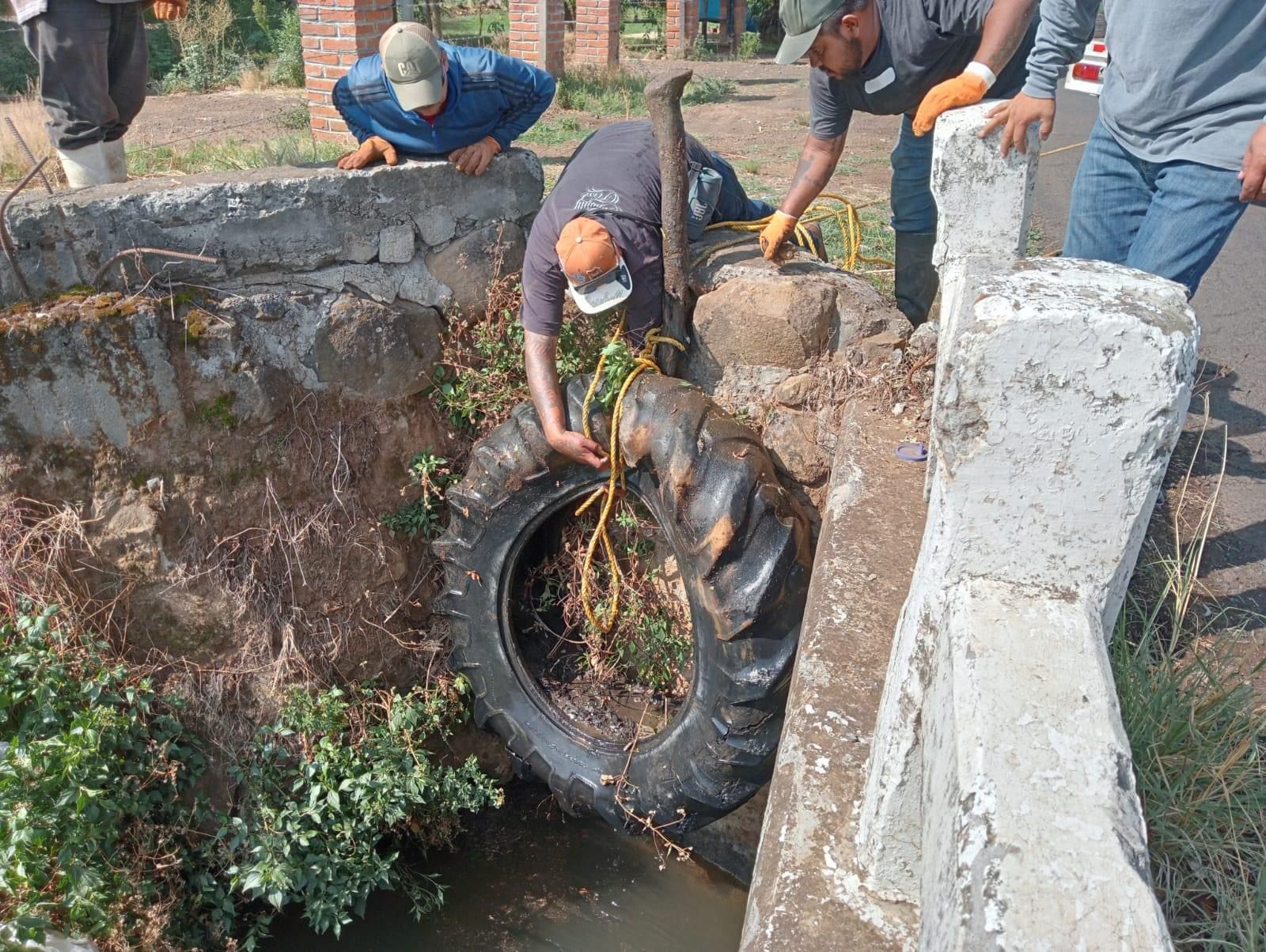 Retiran bloqueo de desechos sólidos en puente de Etúcuaro