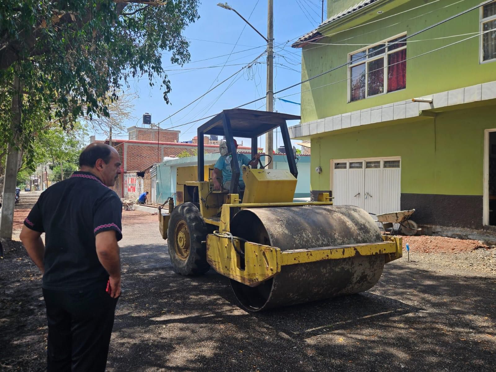 Edil de Tangancícuaro supervisa avances en obra pública