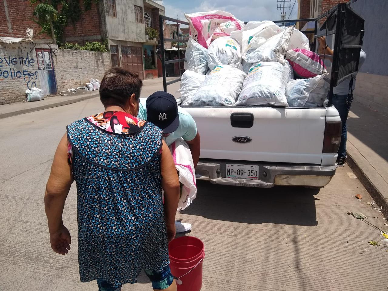 Entregan arpillas con fruta en Tangancícuaro