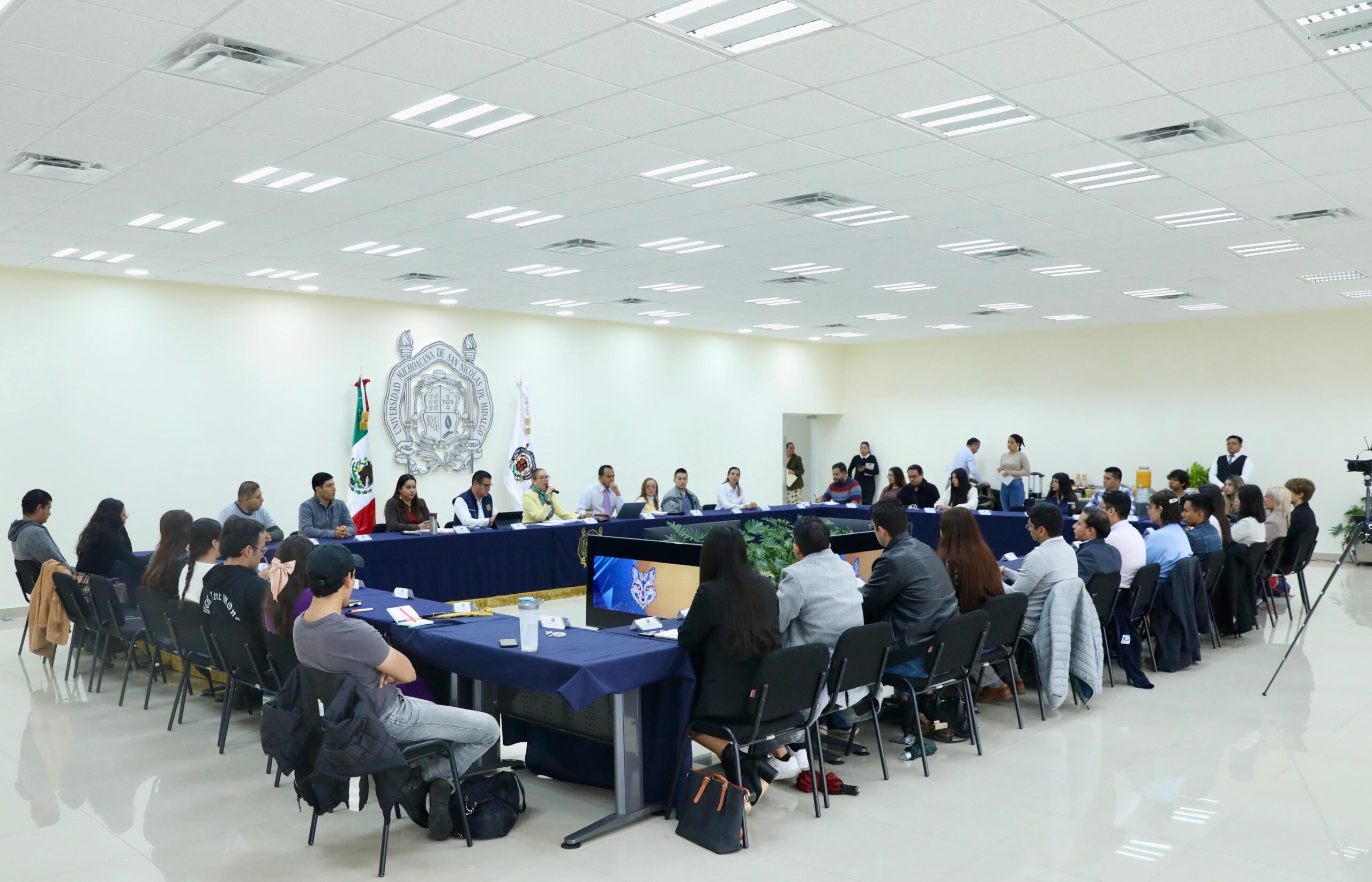 A construir la Universidad del mañana, llama rectora Yarabí Ávila a consejeras y consejeros universitarios alumnos