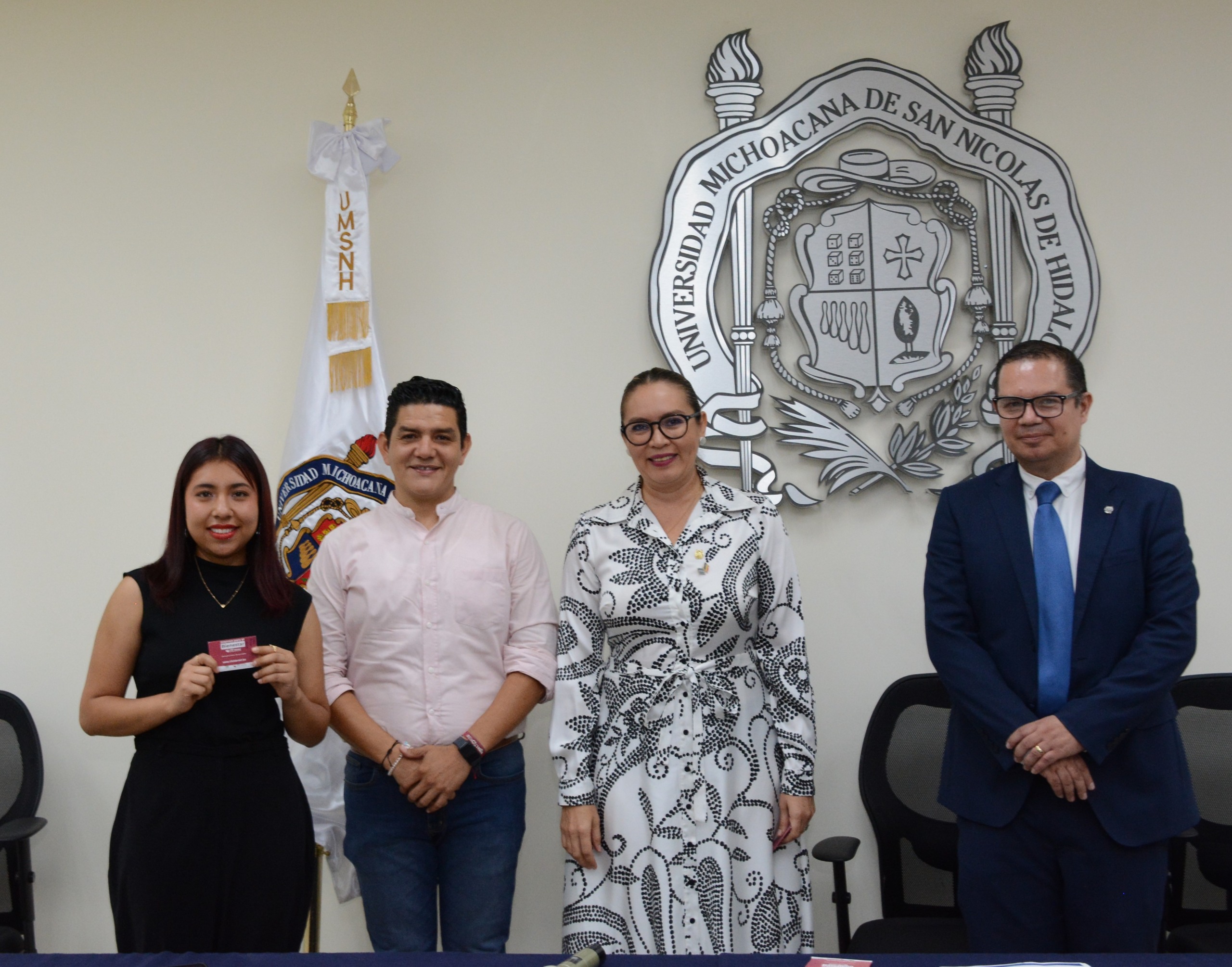 Estudiantes recipiendarios del Premio Padre de la Patria, representan lo mejor de la UMSNH: Rectora