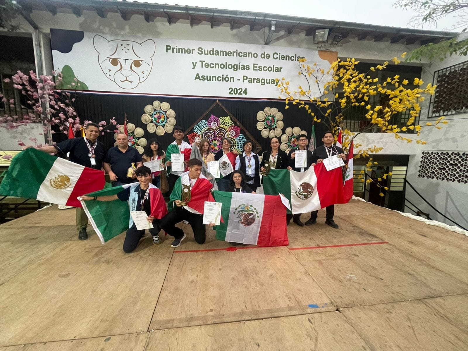 Estudiantes del Cecytem se coronan en Feria de Ciencias en Paraguay