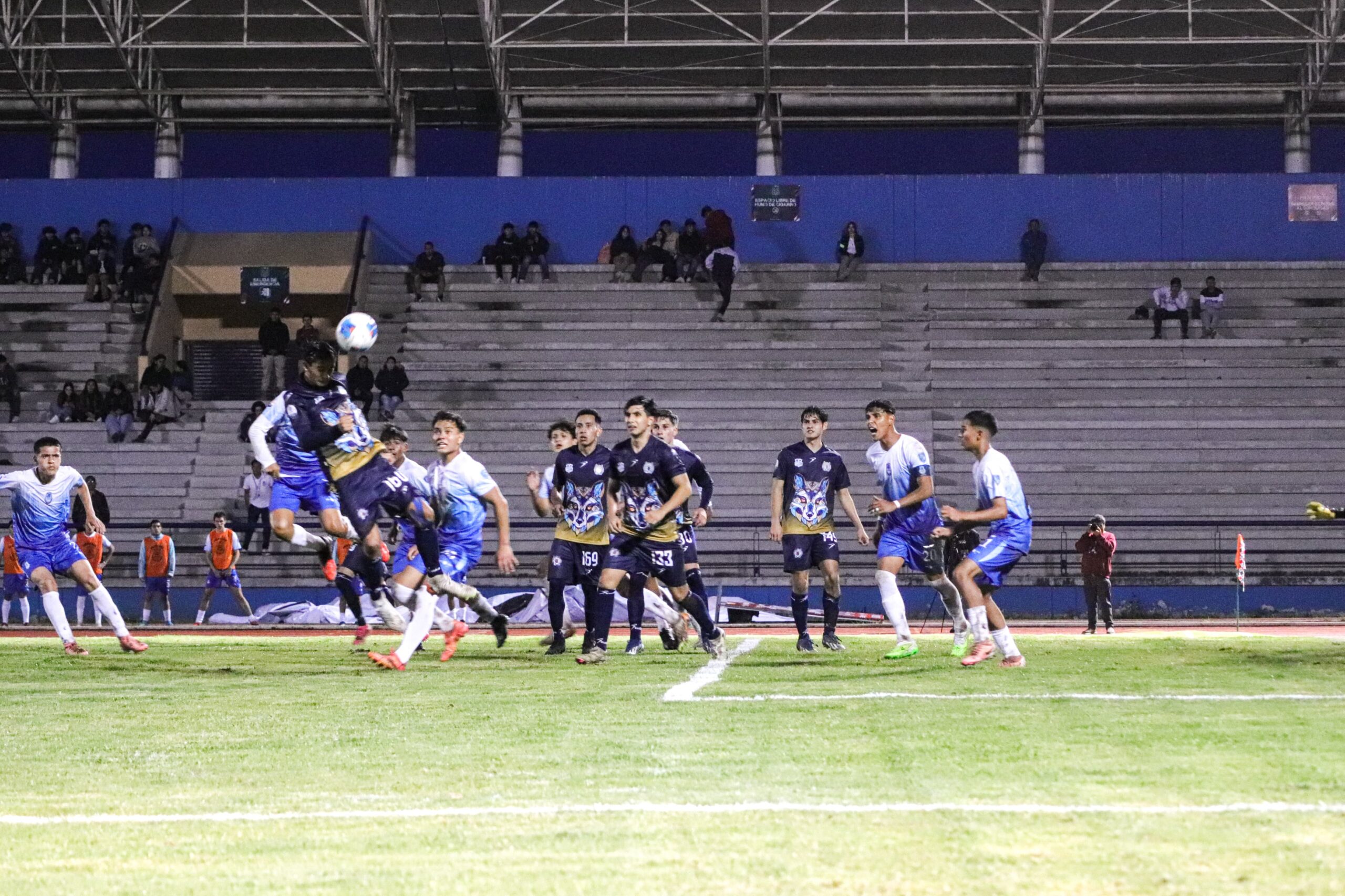 La afición de los Zorros de la UMSNH se dejó sentir en el Estadio Universitario