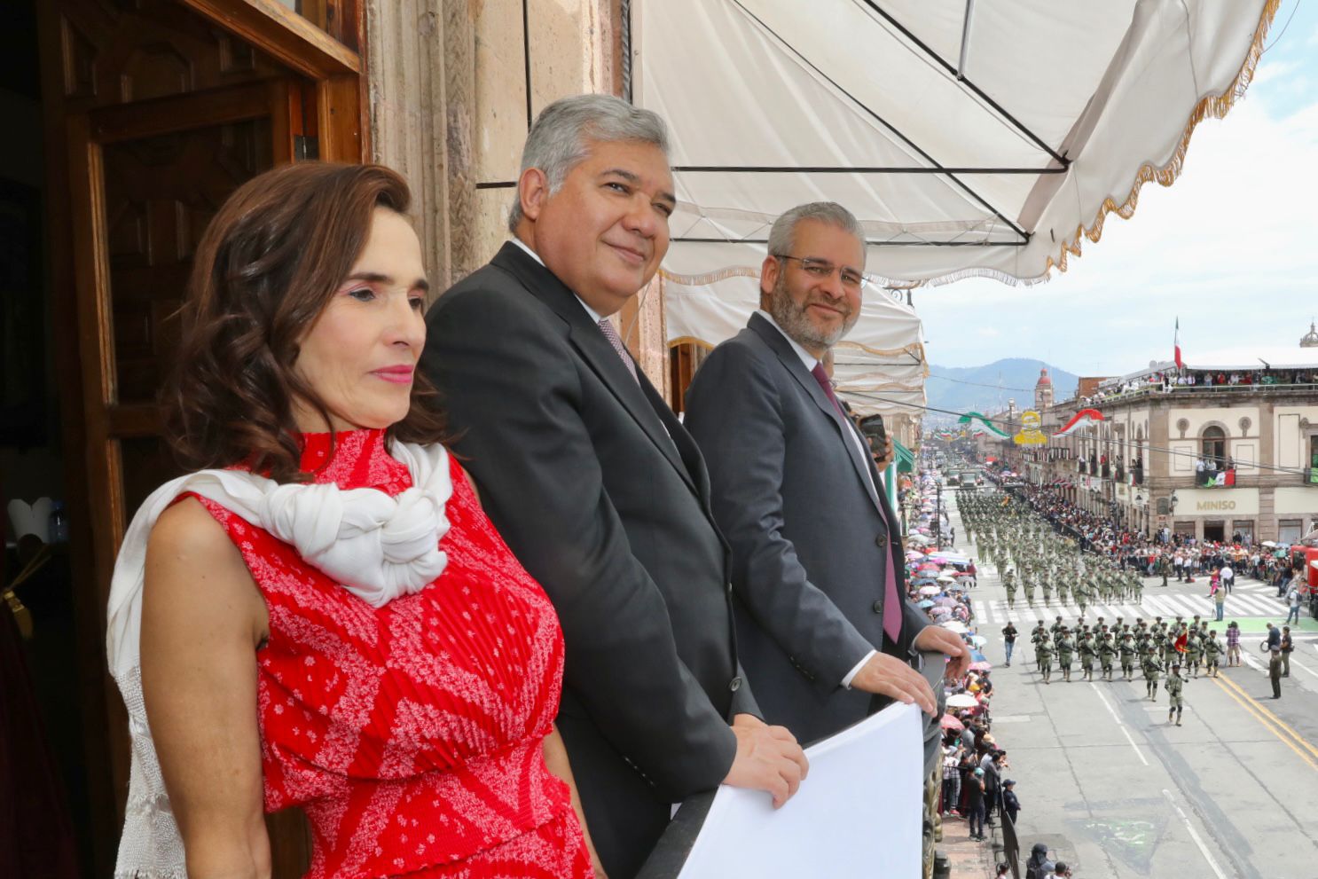 Con Desfile Cívico Militar celebra Michoacán el 259 Aniversario del Natalicio de Morelos