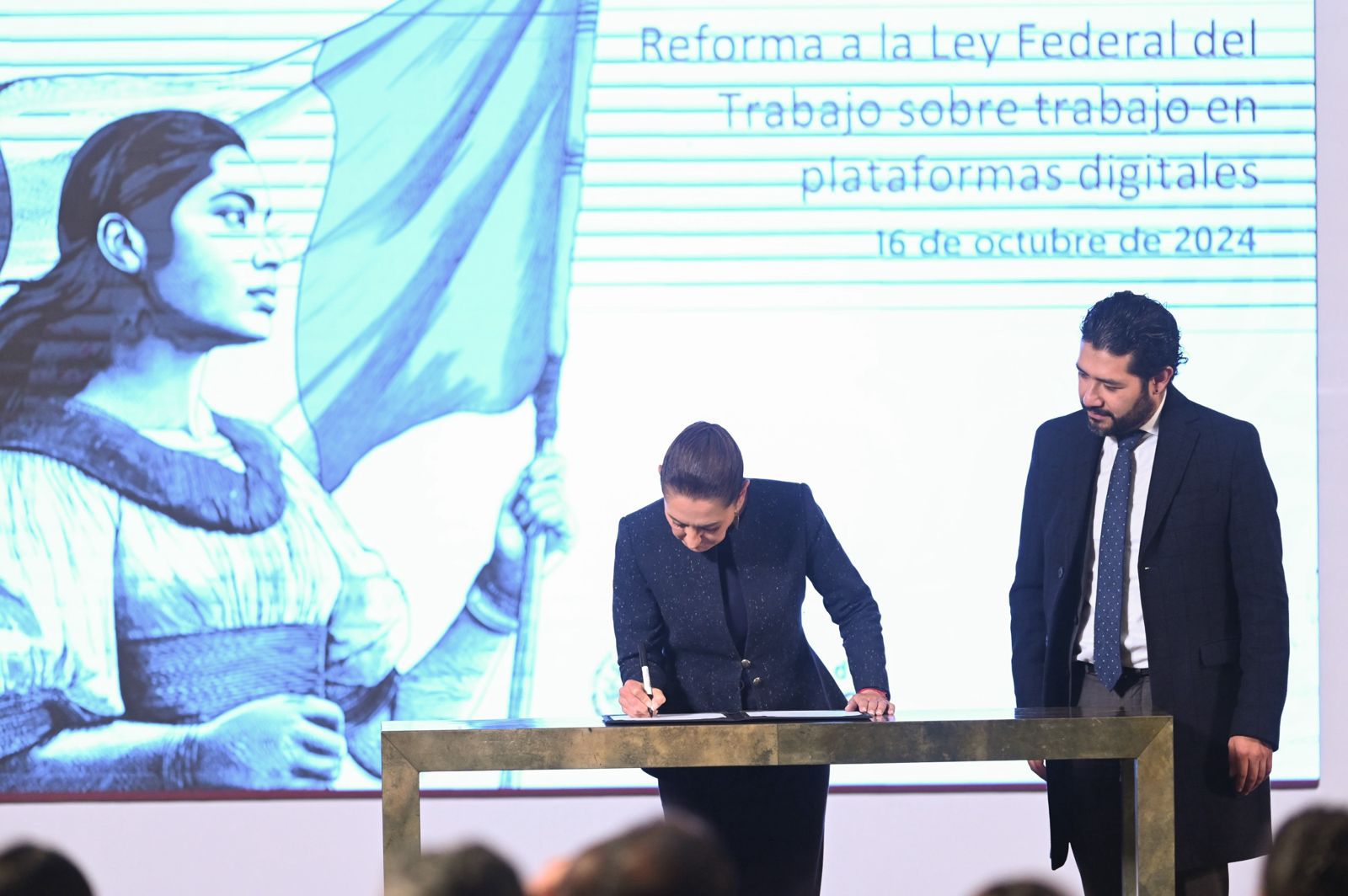 Presidenta de México firma iniciativa de reforma para asegurar derechos a trabajadores de plataformas digitales en el país