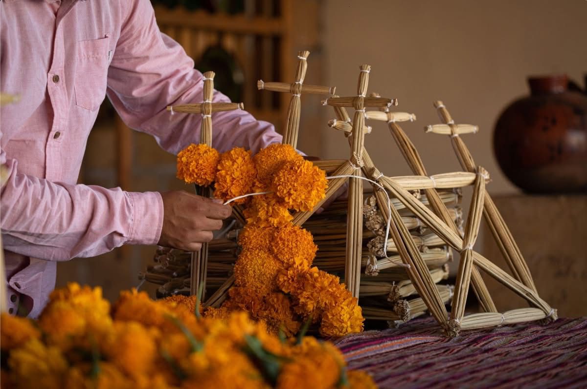 Aprende a crear arcos para altares de muerto con flor de cempasúchil