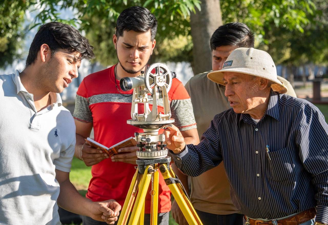 Egresadas y egresados nicolaitas ponen en alto a la UMSNH; reciben Premio Ceneval al Desempeño de Excelencia-EGEL