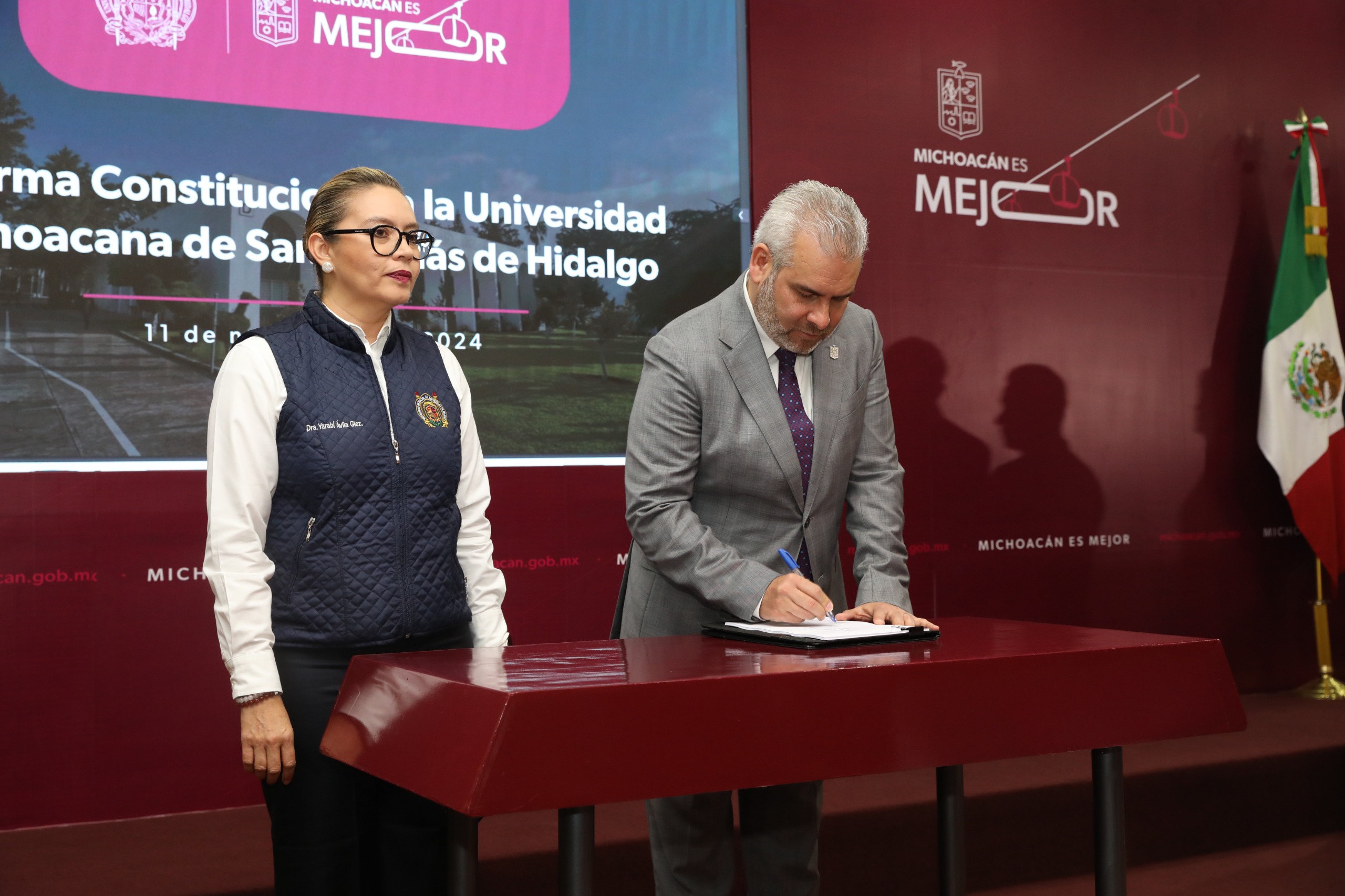 Firma ARB iniciativa de reforma constitucional para la UMSNH