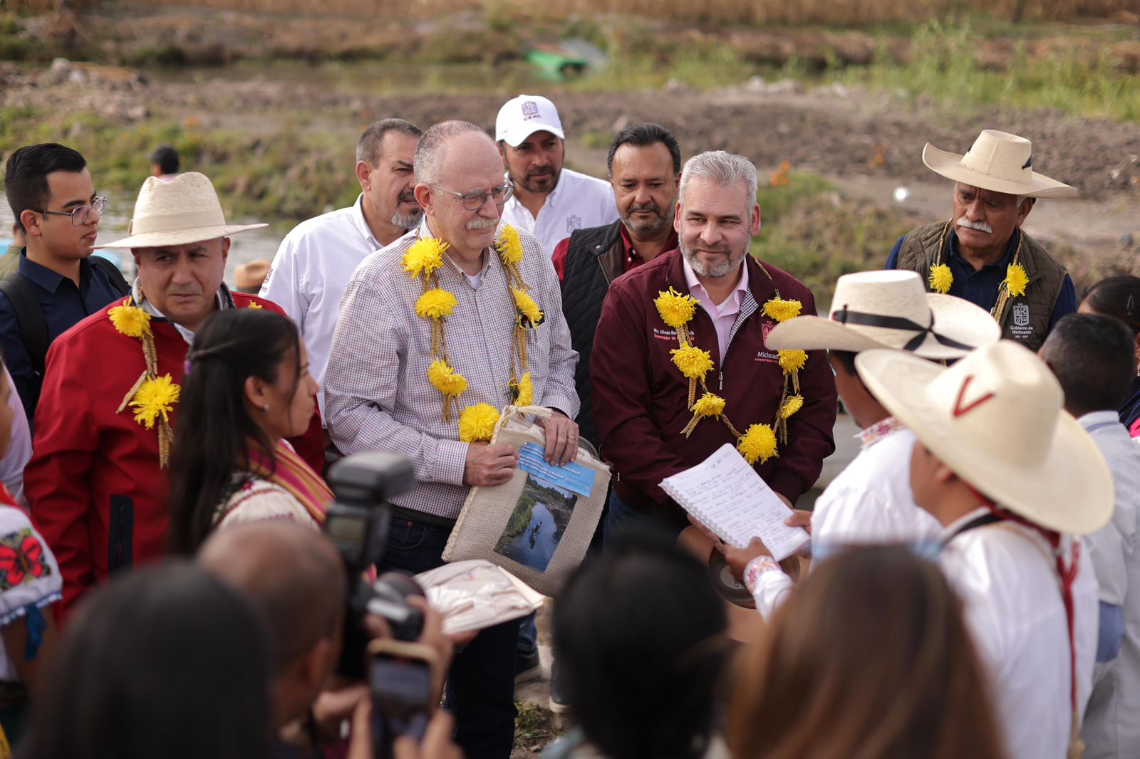 Larga vida al lago de Pátzcuaro; Gobierno estatal y Sader continuarán acciones para su recuperación