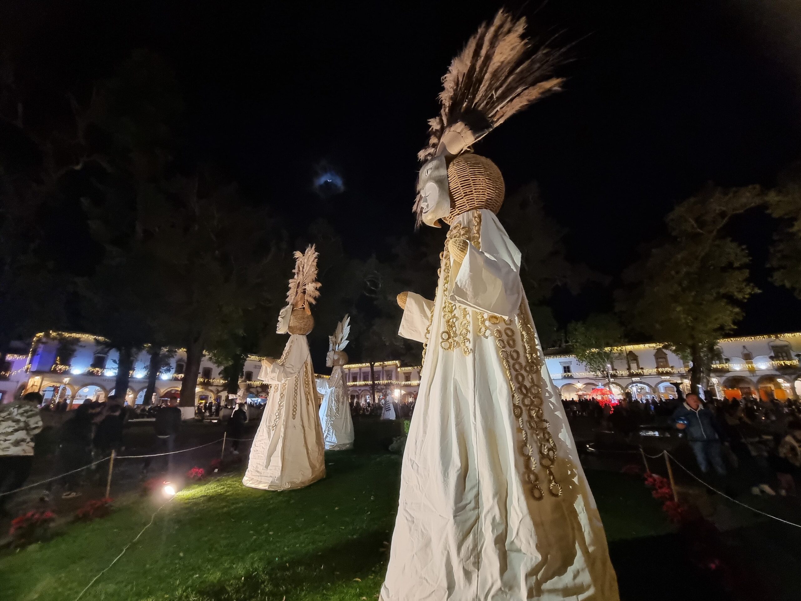 Tlahualiles y Danza de los Viejitos, plasmados en el Nacimiento Monumental de Pátzcuaro