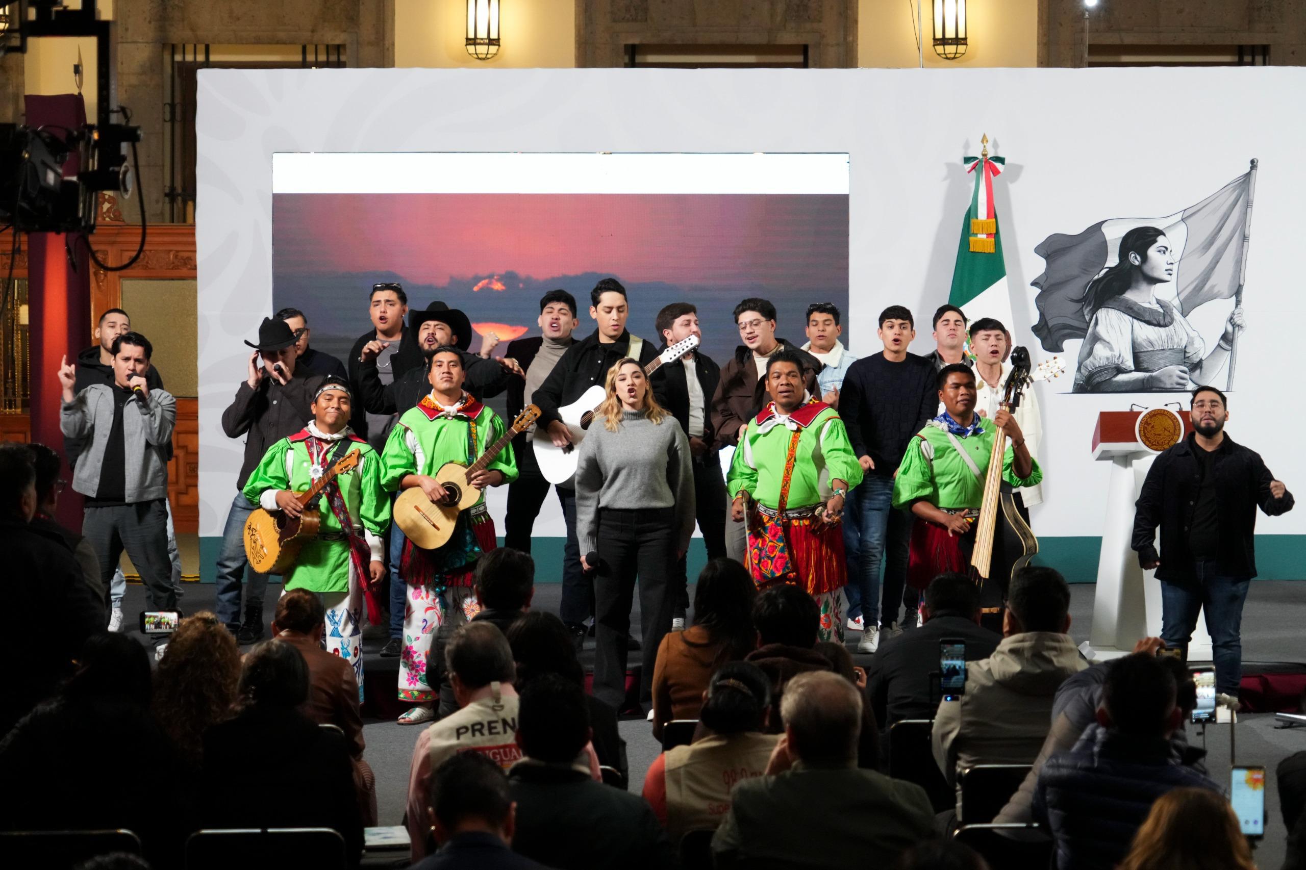 Presidenta de México presenta himno migrante