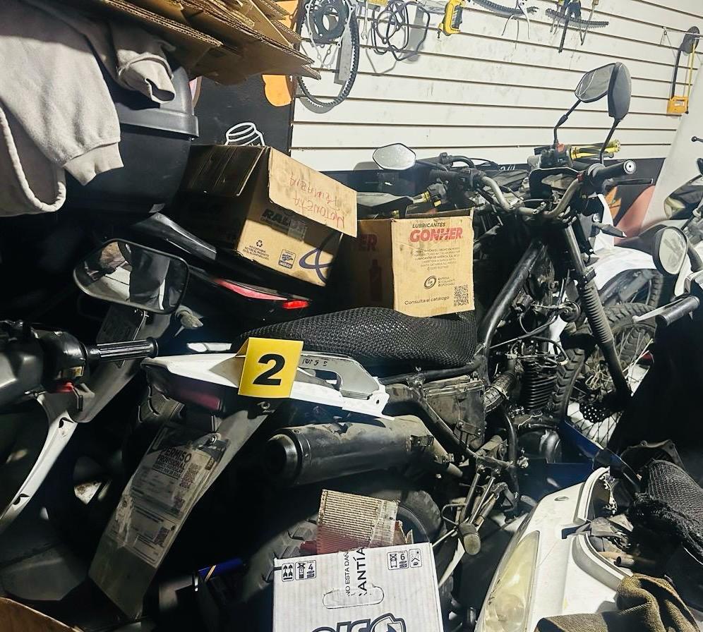 En Morelia, catea FGE taller de motocicletas y asegura una con reporte de robo y un permiso de circulación apócrifo