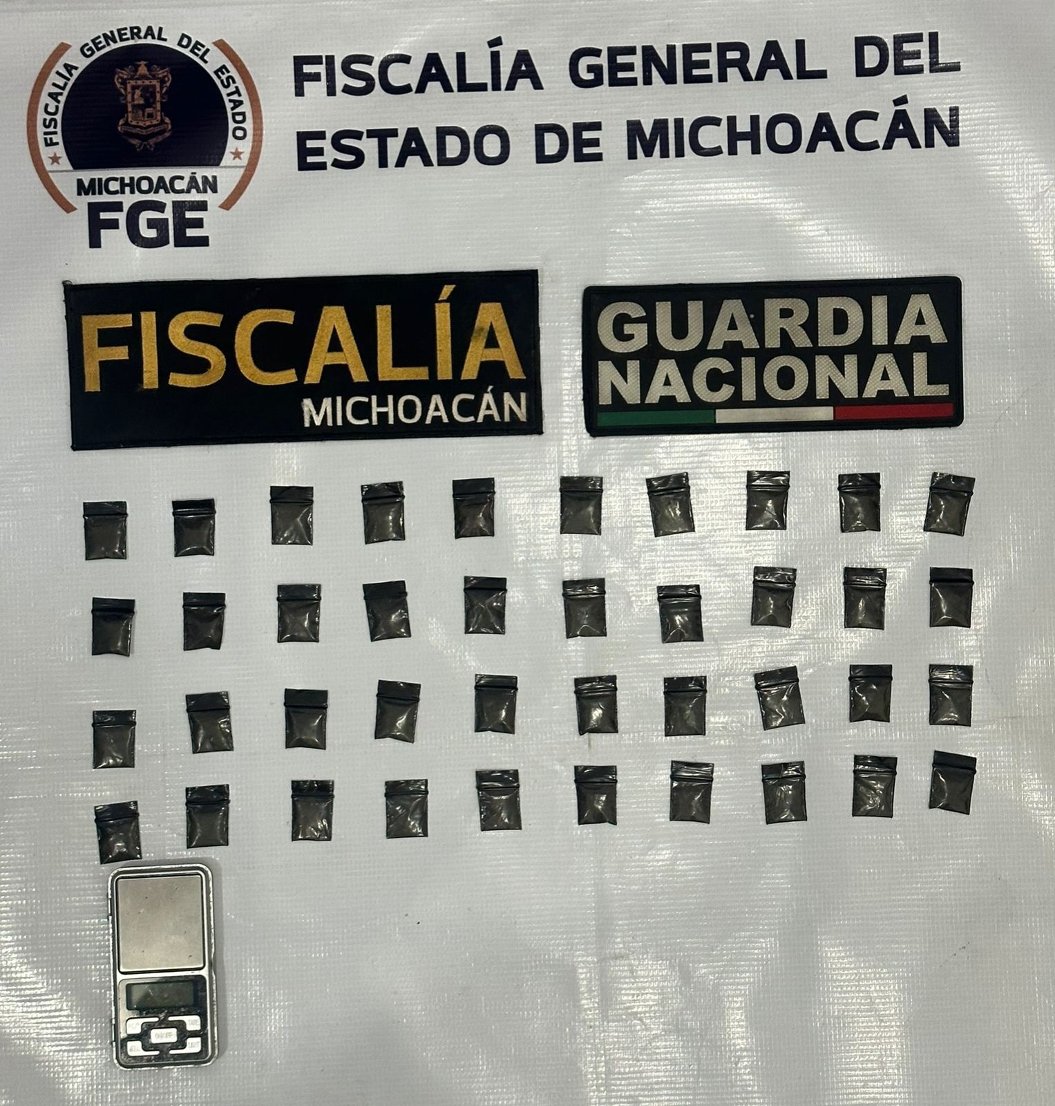 Fiscalía General asegura 755 dosis de narcótico y detiene a una persona, durante cateo en la colonia Santiaguito