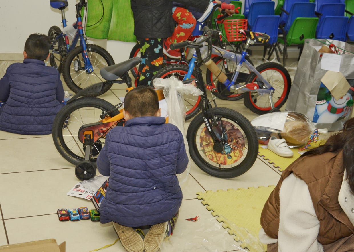 Reyes Magos llevan alegría a niñas y niños del DIF Michoacán