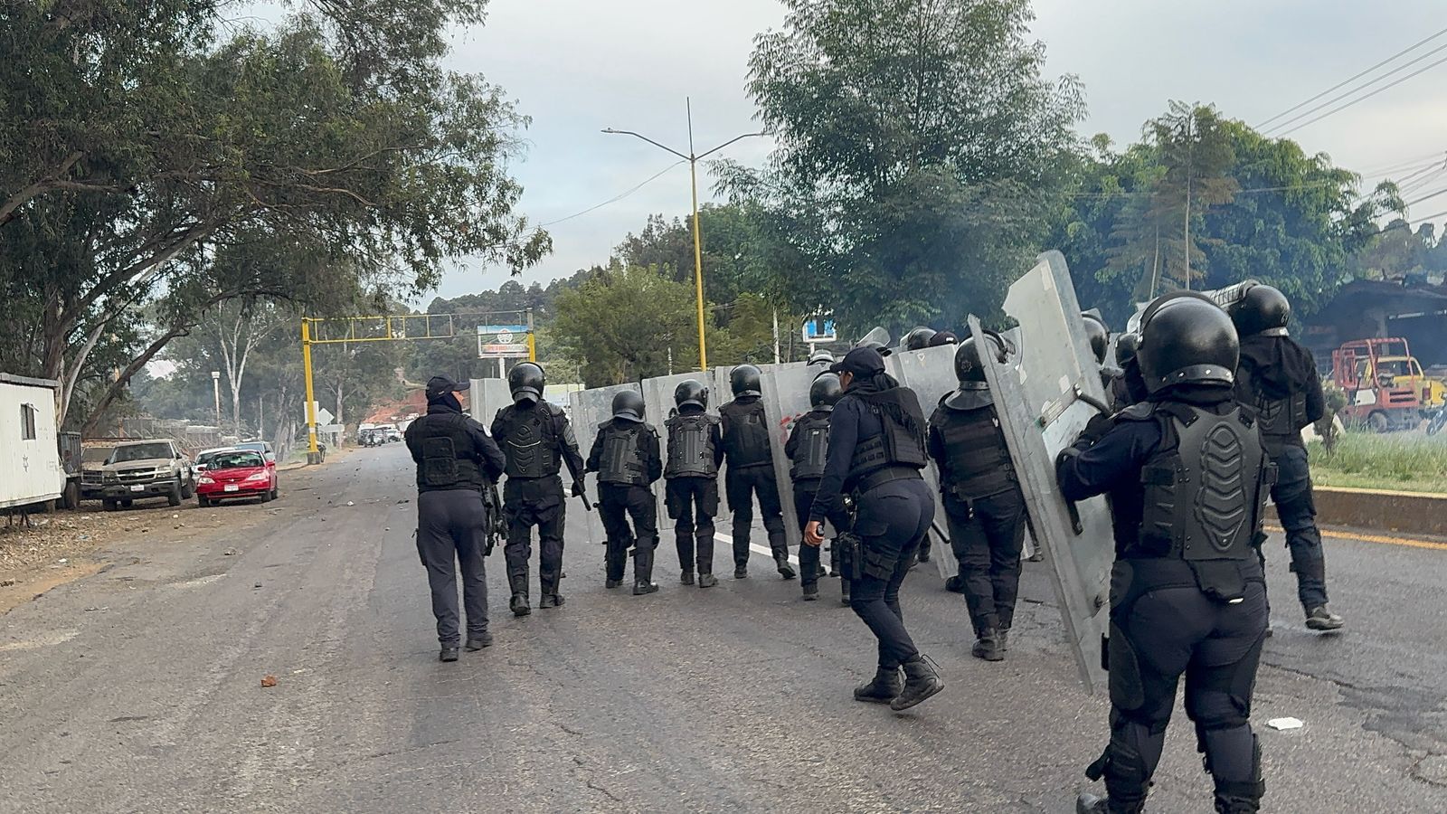 Tras bloqueo vial y dispersión de manifestación en Uruapan, un elemento municipal lesionado: SSP