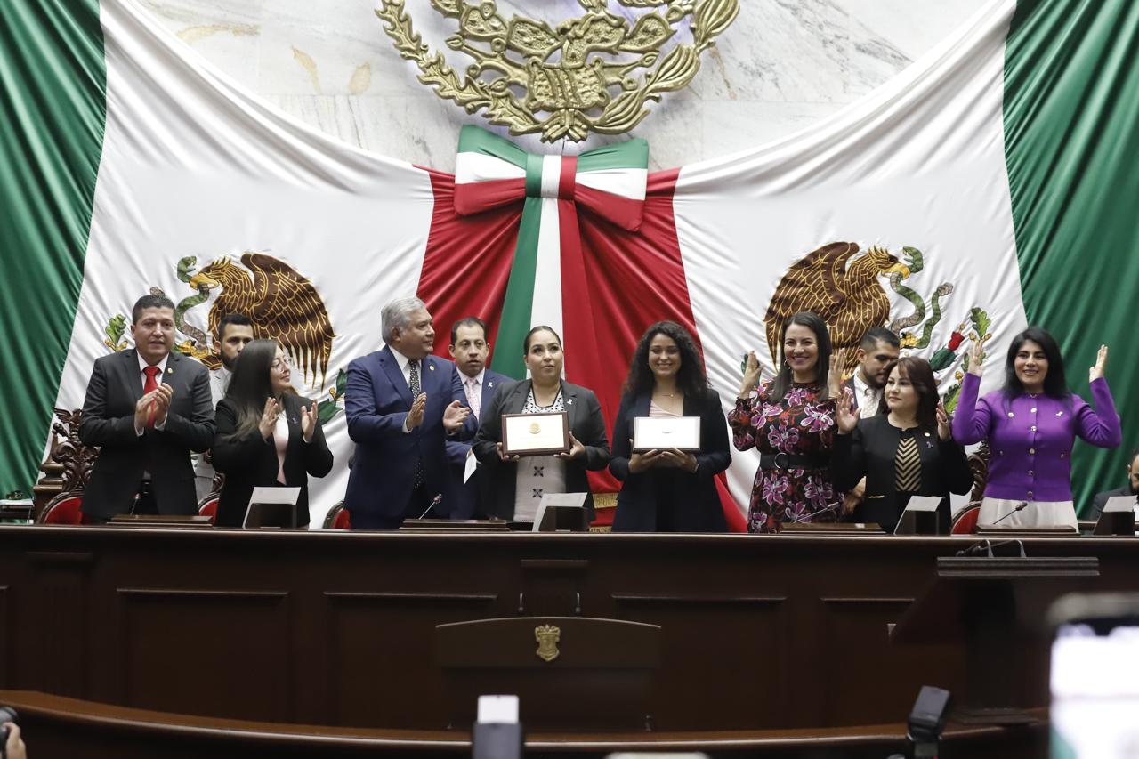 Yareni Pérez Vega y Jannet Hernández Vega reciben Condecoración “La Mujer Michoacana 2025”